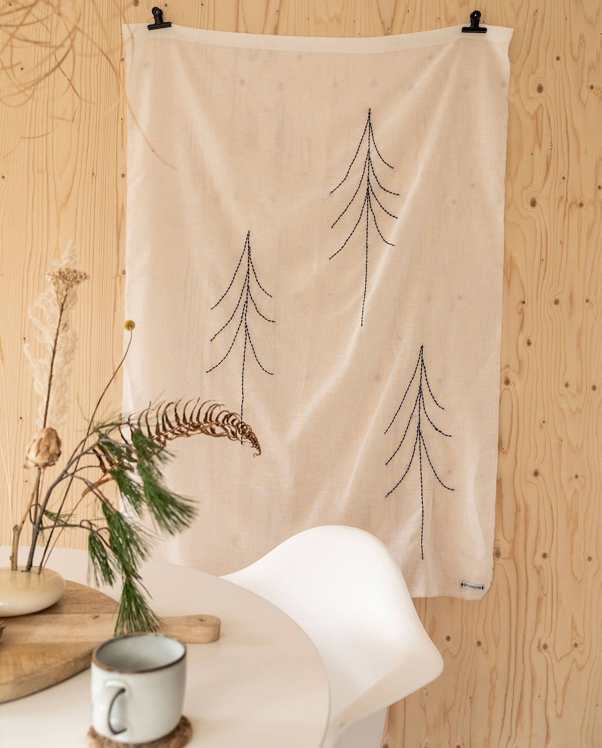 Wandversiering Huize Jolie, vaas Bloomon, droogbloemen Bloomon en uit het bos. vtwonen 11-2021 | Fotografie Muk van Lil | tekst Cathelijne van Wingerden
