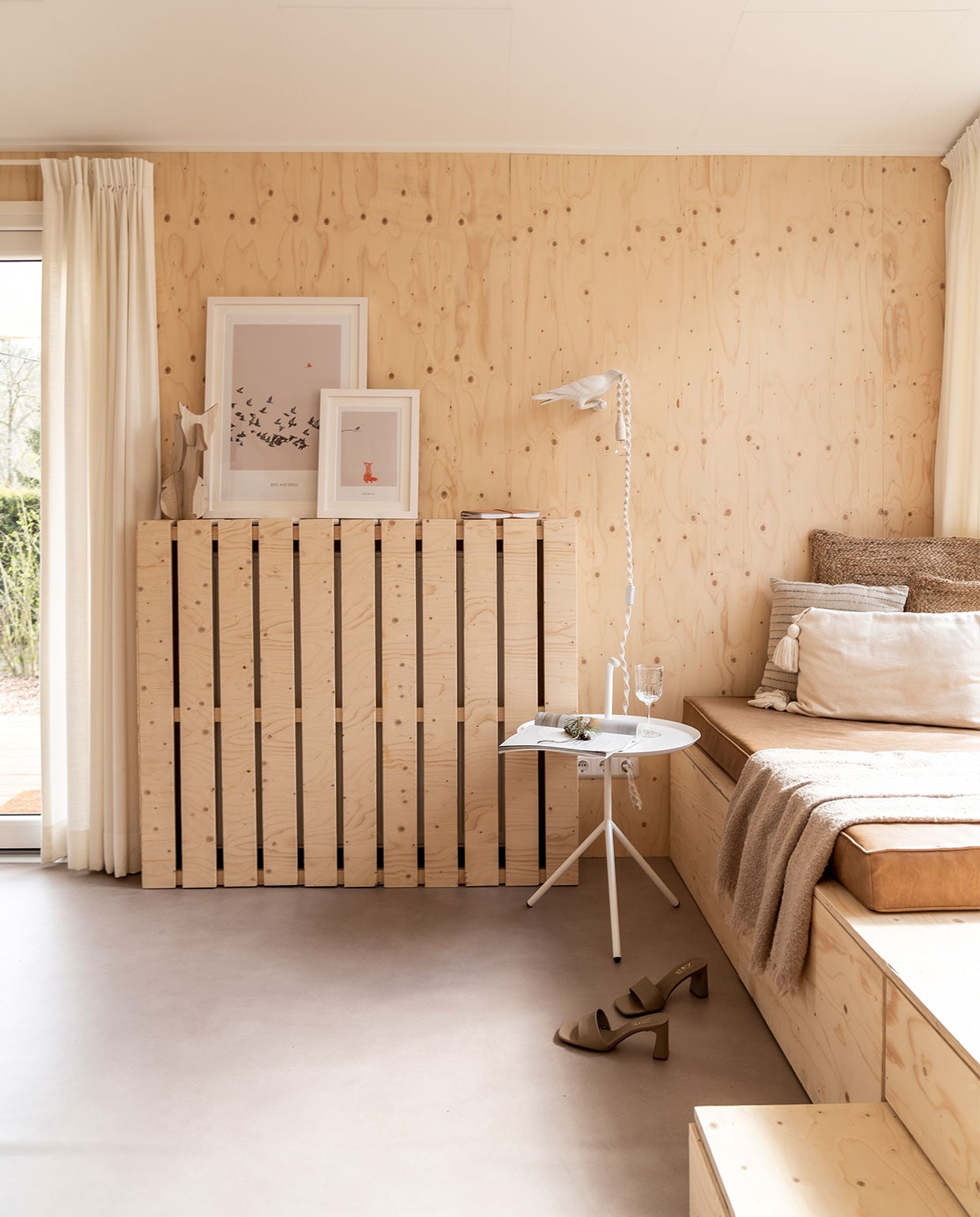 Vloer Novilon vtwonen. Radiatorombouw Hertog Recreatiebouw. Houten vos Sissy-Boy, schilderijen Juniqe, lamp Seletti, bijzettafel Sklum, glas Ikea. Matras Nofruit, deken Jysk. Schoenen herkomst onbekend. Kussens van voor naar achter H&M Home, Jysk, Calma House. Houten wand zelfgemaakt, gordijnen Bmfabrics. vtwonen 11-2021 | fotografie Muk van Lil