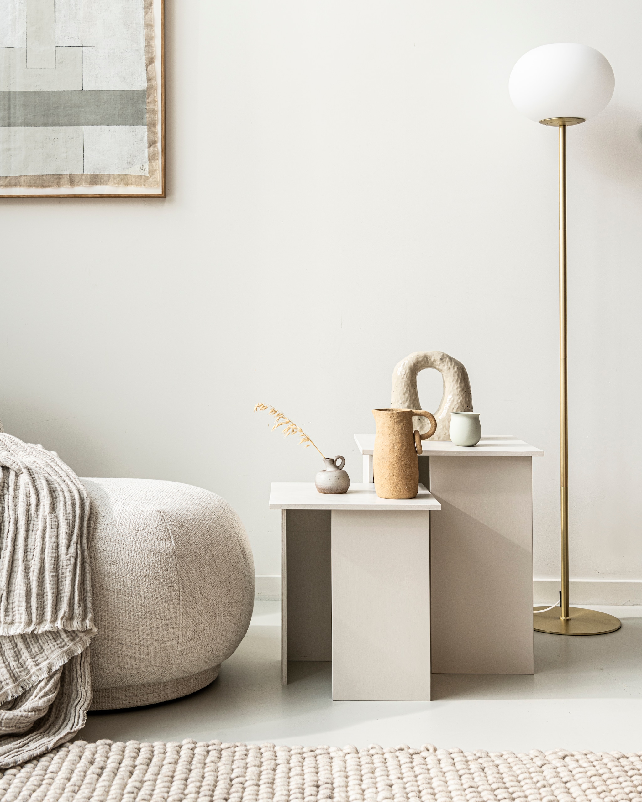 Bouclé driezitsbank Rico van Ferm Living € 2985,-. Vloerlamp Alton van Nordlux, 150×27,5 cm (hxØ) € 143,95 (vtwonen.nl). Wollen vloerkleed Peas van Hay, 200×300 cm € 999,-. Overig privébezit. vtwonen 10-2021 |  productie &amp; styling kim van rossenberg | uitvoering Richard van Meerveld | fotografie Sjoerd Eickmans