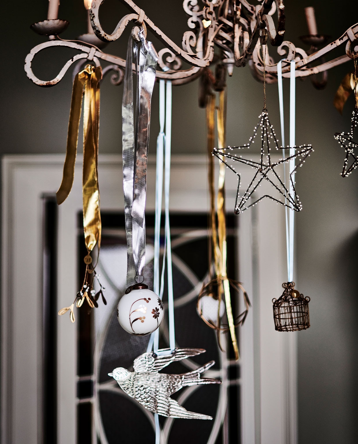 Kersttak € 10,95, witte kerstbal met goudkleurige bloem € 9,95, kleine witte kerstbal € 5,50, zwaluw € 17,50, kransje € 8,95, sterren vanaf € 7,95, vogelhuisje € 9,50, alle ornamenten zijn handgemaakt van gerecycled materiaal (weldaad.nl). Lint privébezit. vtwonen 12-2021 | styling Liza Wassenaar | fotografie Sjoerd Eickmans | assistentie Kula van den Broek, Sanne Ketelaar | bloemstyling Judith Slagter