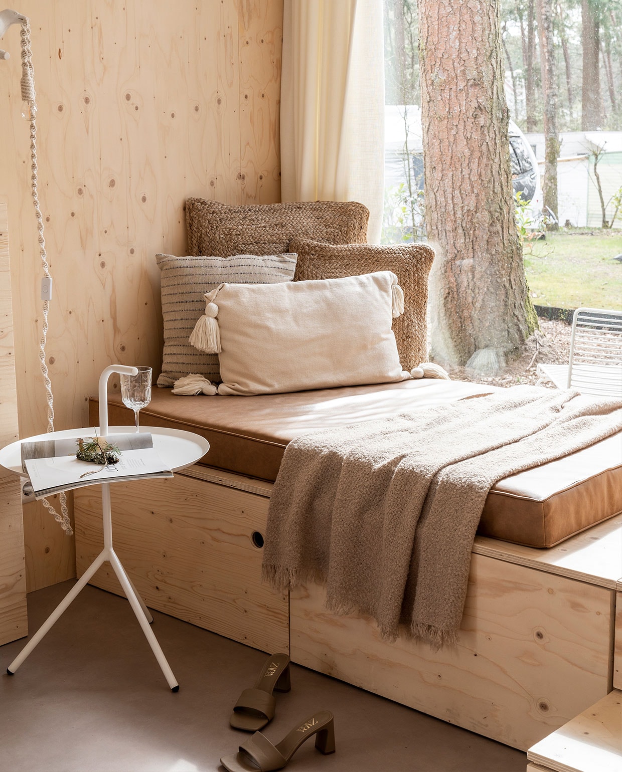 Vloer Novilon vtwonen. Kast- en bedombouw Hertog Recreatiebouw. Bijzettafel Sklum, glas Ikea. Matras Nofruit, schoenen herkomst onbekend, deken Jysk. Kussens van voor naar achter H&amp;M Home, Jysk, Calma House. vtwonen 11-2021 | fotografie Muk van Lil