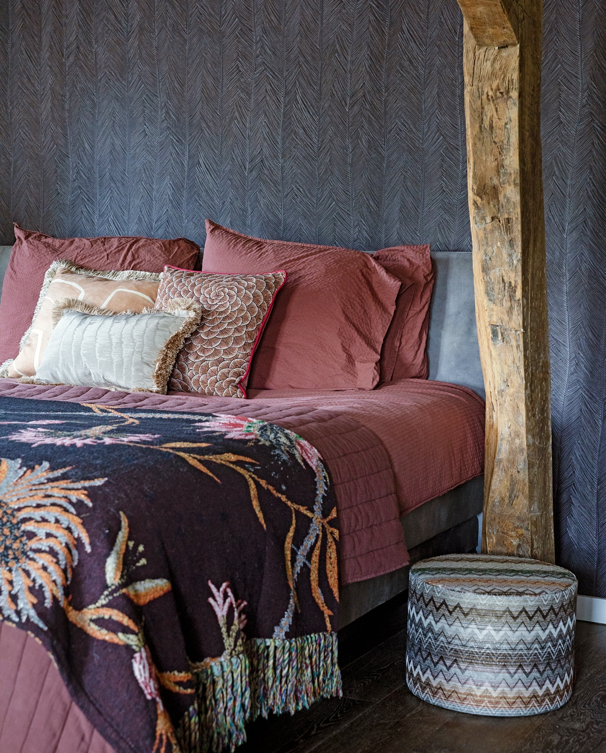 Bed Swiss Sense. Beddengoed Crisp Sheets. Vloer Bloemen Parket. Behang Arte. Kussens Nox Studio Interiors. Plaid Sissy-Boy. Poef Missoni. vtwonen 11-2021 | Styling ilona jongepier | Fotografie dana van leeuwen | Tekst sara madou | Visagie djolien de kreij