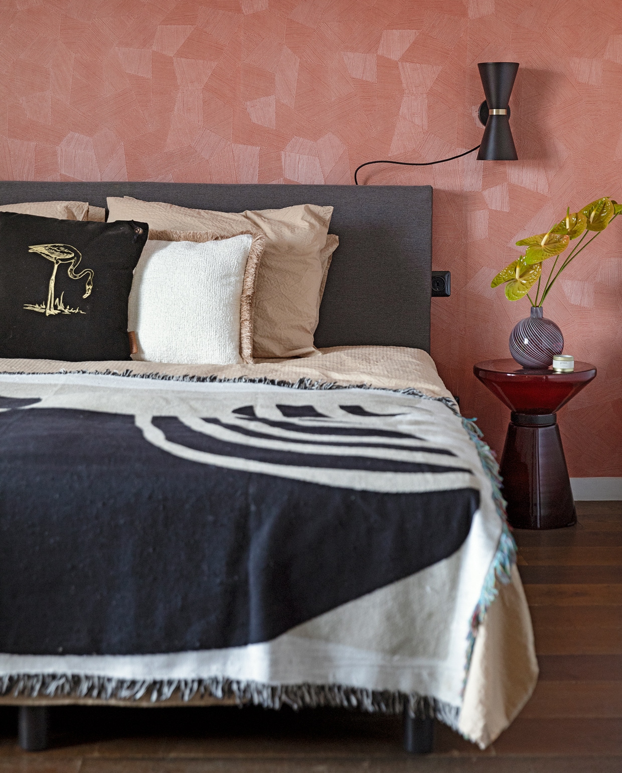 Behang Arte. Lamp Made. Bijzettafel Karwei. Vaas Van Esch Floral. Kaars Zusss. Bed vintage. Beddengoed Crisp Sheets. Kussens Nox Studio Interiors en Zusss. vtwonen 11-2021 | styling Ilona Jongepier | fotografie Dana van Leeuwen | tekst Sara Madou | visagie Djolien de Kreij