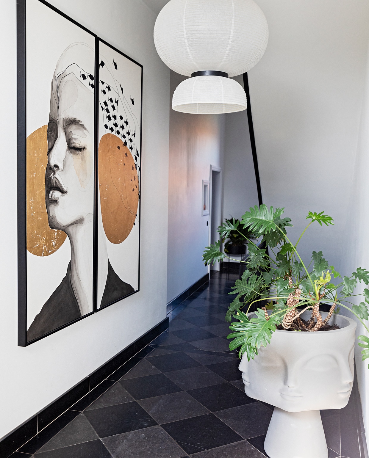 Plantenpot/bijzettafel van Jonathan Adler via Vorspaget. Schilderijen Chris Luka. Lamp &Tradition. vtwonen 11-2021 | styling Ilona Jongepier | fotografie Dana van Leeuwen | tekst Sara Madou | visagie Djolien de Kreij