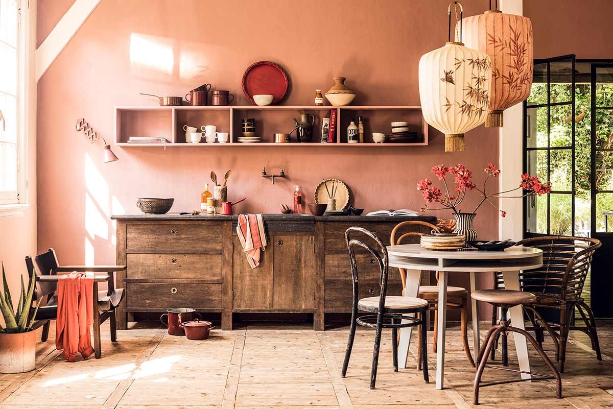 Muurverf Tuscan Red van Little Greene (De Ru). Keuken, deuren (Jan van IJken Oude Bouwmaterialen). Stoel met leer (Mobilia). Tafel, handgemaakte wandkast, lichte houten stoel, zwarte stoel, wandlamp, pannen, rode dienblad, porseleinen borden, houten borden, bakvorm (Linda’s hoekje). Koperen pan, tajine (Combitex). Rotan stoel, plantenpot (De Weldaad). Lampen, borden op tafel, bruine kan (HKliving). Kruk (Neef Louis). Oranje glazen schaaltjes, eetstokjes, houten opscheplepels, zeepjes (Household Hardware). Zwarte schaal, gevlekte schaal, opscheplepels, flesjes in de kast, wit schaaltje op de kast, schaaltjes rechts in de kast, vijzelbakjes, bakje met oor (Things I Like Things I Love). Witte mokken (Bolia). Theedoek, boeken, zwart-witte vaas (MaisonNL). Oranje blouse en plant privébezit. vtwonen 09-2018, fotografie Sjoerd Eickmans, styling Liza Wassenaar