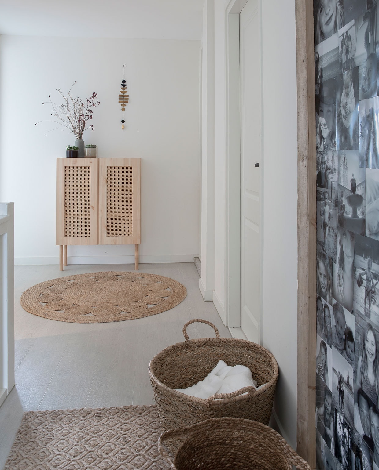 Kast Ivar Ikea. Hanglampen en manden Daybydee Lifestyle. Vloerkleed Wehkamp. Platen vurenhouten underlayment als fotoprikbord. Beeld: fotografie Macha Gutlich | tekst monique van der pauw