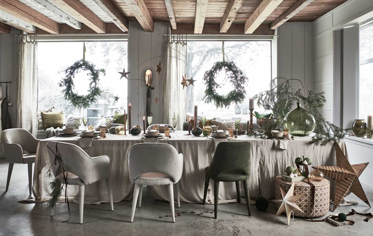 Takken en kransen prijs op aanvraag (tuinvanjudith.wordpress.com). Om de tafel: linnen schort € 24,99, linnen gordijnen, set van 2 € 69,99, gouden etagère € 19,99 (hm.com). Groen linnen schort € 30,- (paviljoennoord.com). Beige gestoffeerde stoelen van Pols Potten, per stuk € 425,- (vtwonen.nl). Groen gestoffeerde stoel € 355,- (polspotten.nl). Poef met print, prijs op aanvraag (vantil.nl). Eetkamerbank van Menu, prijs op aanvraag (designtales.nl). Bladeren gemaakt van kralen € 27,90 (letoile.store). Gouden wandkandelaar € 40,-, papieren ster € 17,-, dozen van decoratief papier, set van 2 € 17,- (bungalow.dk). Gouden metalen slinger van sterren € 22,95 (weldaad.com). Groene stoffen kerstballen, per stuk vanaf € 5,50 (nordal.eu). Vintage okergele metalen ster € 225,- (pietjonker.nl). Interieurontwerp Piet-Jan van den Kommer (vandenkommer.nl). Op en boven tafel: linnen tafelkleden, per stuk € 39,99, servetten, per 2 € 9,99 (hm.com). Groene borden, per stuk € 27,95, beige kommen, per stuk vanaf € 21,95, groene ovale borden, per stuk € 39,95, alles aardewerk van Studio Ro Smit (factor-ij.amsterdam). Beige borden, per stuk € 25,- (nordal.eu). Groene champagneglazen, set van 6 € 160,-(polspotten.nl). Okergele waterglazen, per stuk € 7,50, gouden bestek, per stuk vanaf € 6,95, okergele glazen XL kerstballen, per stuk € 24,50, gouden kandelaar voor blokkaars € 50,-, groene glazen bolvaas € 70,- (paviljoennoord.com). Gouden mini- kandelaar € 12,90, kaarssteker in vorm van aureool, per stuk € 17,90 (letoile.store). Gouden kandelaar in vorm van ster € 4,50 (weldaad.com). Smalle hoge blokkaarsen, per stuk vanaf € 15,- (allestedlund.com). Antiek zilveren wijnkoeler € 270,- (pietjonker.nl). Gouden mobile met sterren € 59,99 (sissy-boy.nl). In de vensterbanken: kussens met decoratieve groene print, per stuk vanaf € 42,50, groen fluwelen kussen € 30,- grijs fluwelen kussen € 30,-, groene papieren ster € 8,- (bungalow.dk). Mohair plaid € 99,99, beige bouclé kussen € 22,99 (zarahome.com). Velours kussen iPaddy van William Yeoward in groen, okergeel en grijs, per stuk € 96,- (wva.nl). Groene keramieken pot € 24,99 (hm.com). Groene blokkaars € 25,50 (allestedlund.com). vtwonen 12-2021 | styling Danielle Verheul | fotografie Sjoerd Eickmans