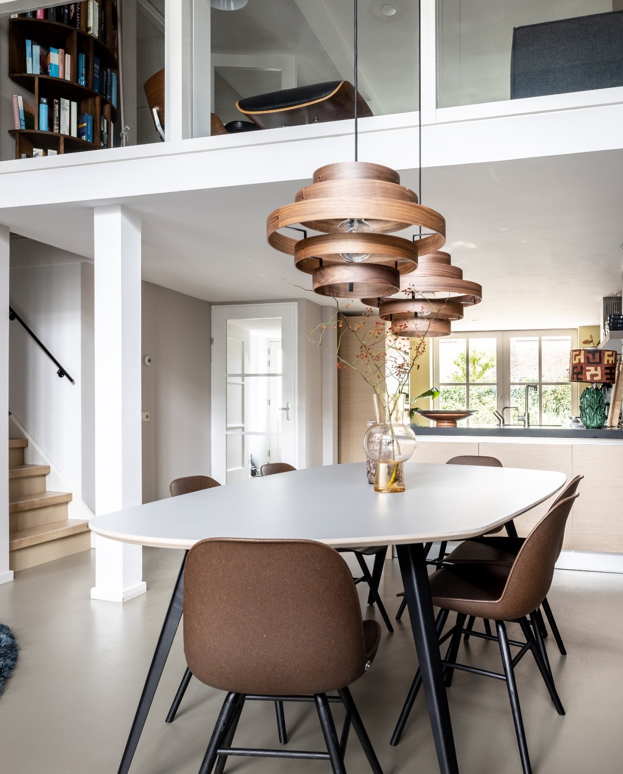 Wanden geverfd in kleur Boomschorsbruin, Flexa. Sunday eettafel van XOOON (uit collectie), Eijerkamp. Eetkamerstoel Albert Kuip Coffee, Zuiver. Walnut lamp van ETH, vtwonen, glazen vaas van HKliving, retro vaas van HKliving lava brown, vtwonen. Overig privébezit. vtwonen weer verliefd op je huis seizoen 15, aflevering 9 | styling Fietje Bruijn | fotografie Sonja Velda