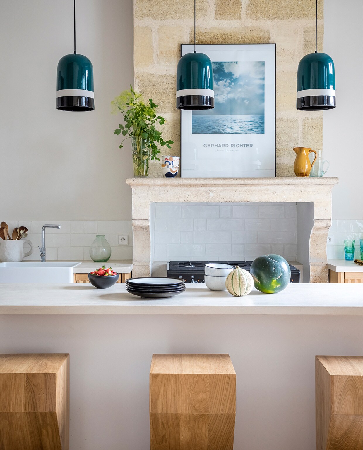 Keuken op maat gemaakt van hout, afgewerkt met beton ciré. Krukken op maat gemaakt. Hanglampen Sicilia Sarah Lavoine. Overig onbekend. vtwonen special binnenkijken 07-2021 | productie Anne-Catherine Scoffoni | styling Marie-Maud Levron | fotografie Cecile Perrinet-Lhermitte