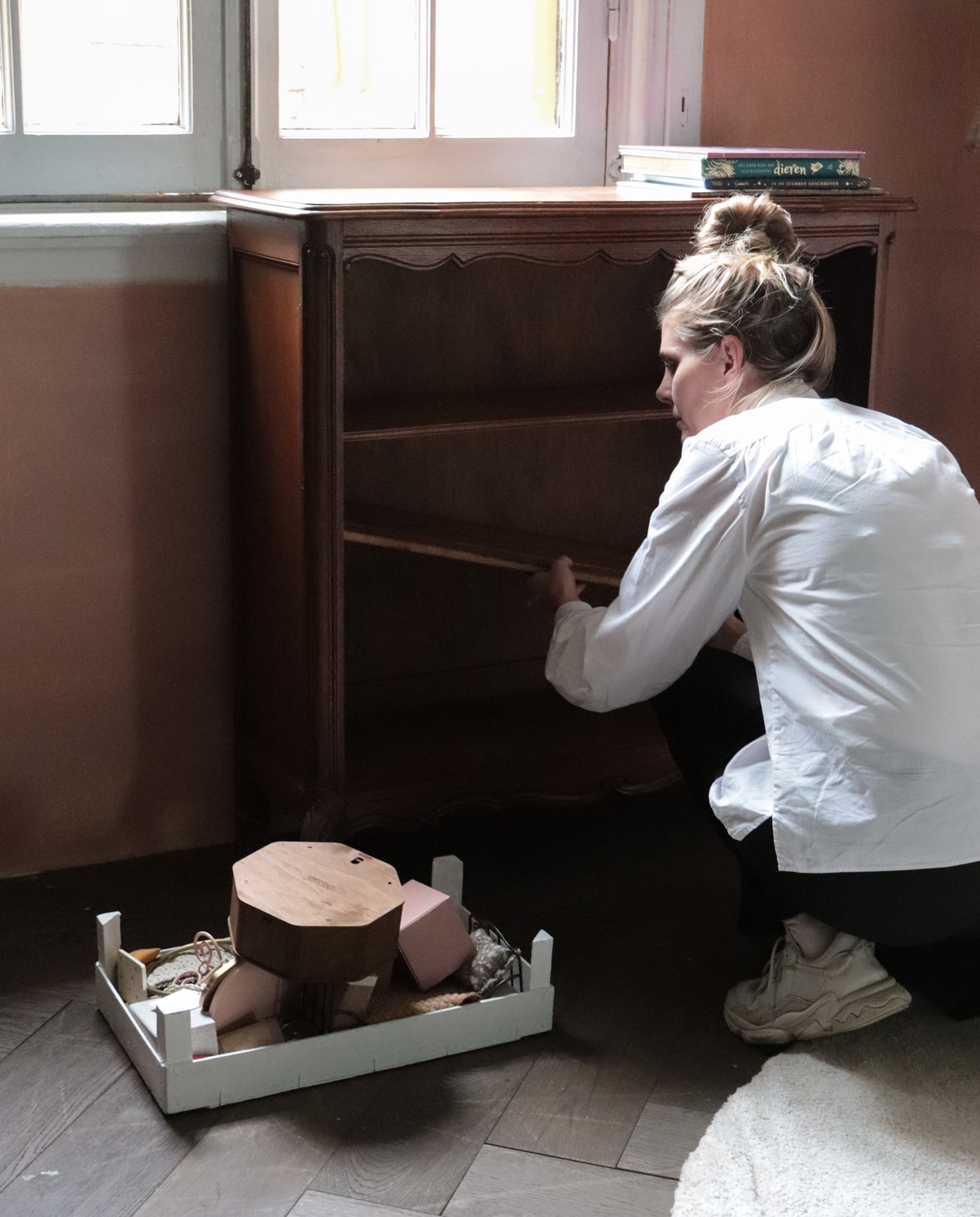 Behind The Scenes stylist Kim zet het houten kastje in elkaar vtwonen 13-2021 | Styling Kim van Rossenberg | Fotografie Kim Suos | Assistent: Sanne van der Beek