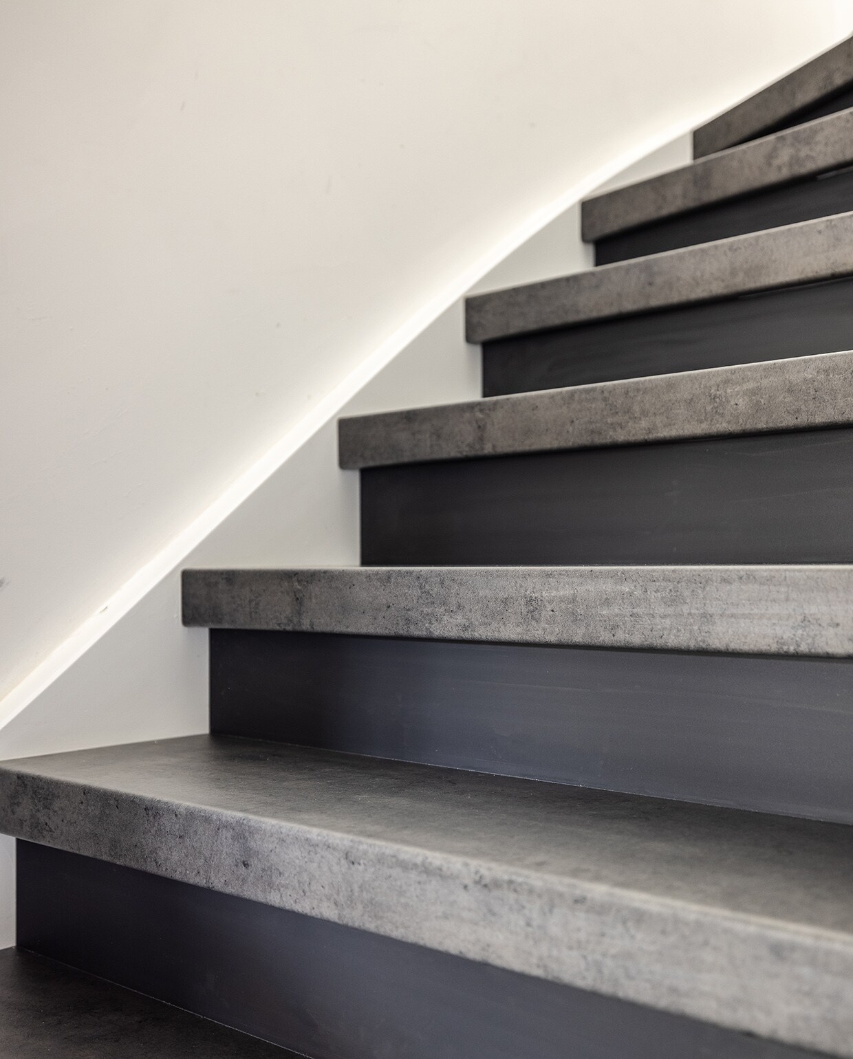 beeld vtwonen Zo maak je van je doorleefde trap een stoer interieurstatement - Upstairs - Heiloo