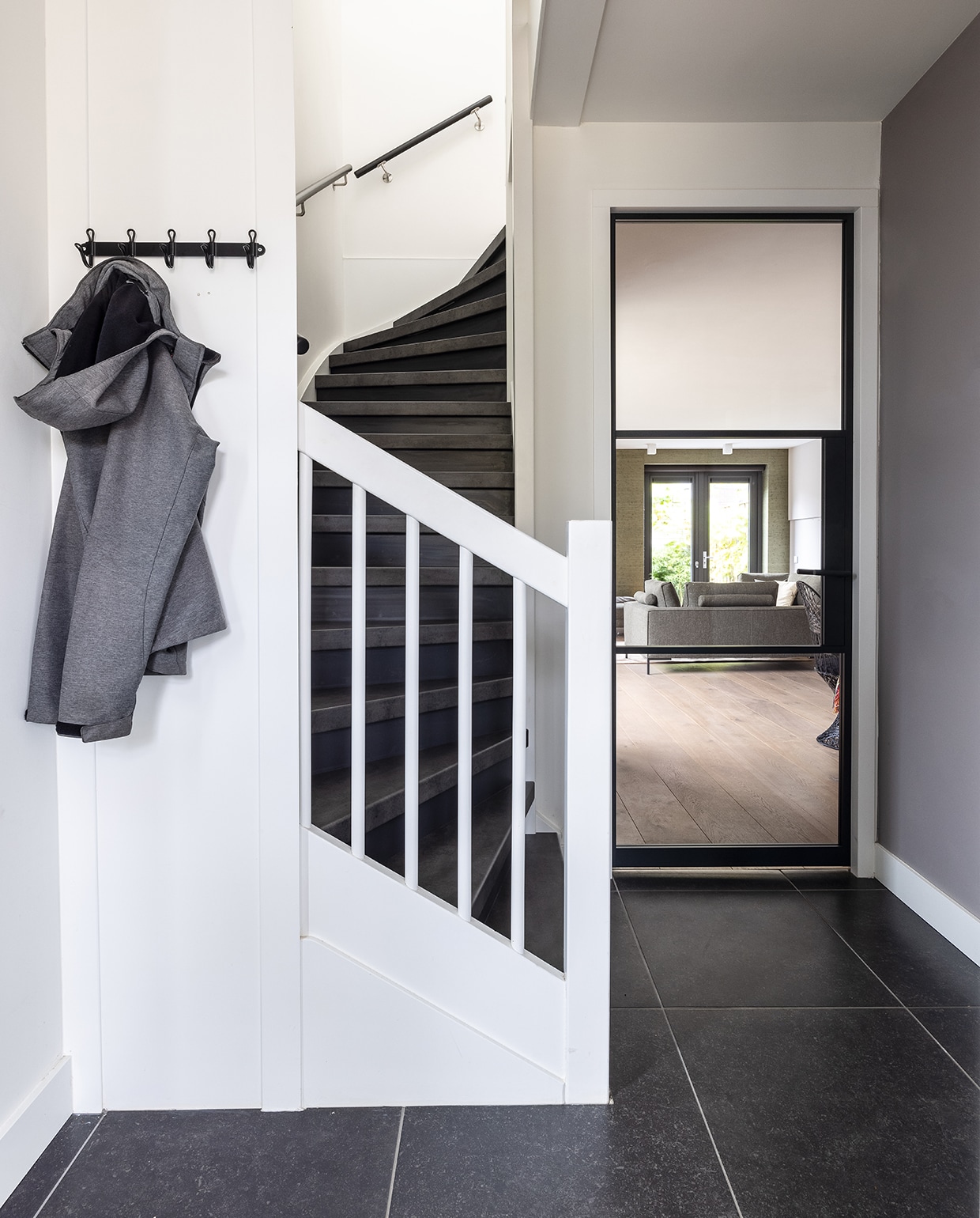 beeld vtwonen Zo maak je van je doorleefde trap een stoer interieurstatement - Upstairs - Heiloo