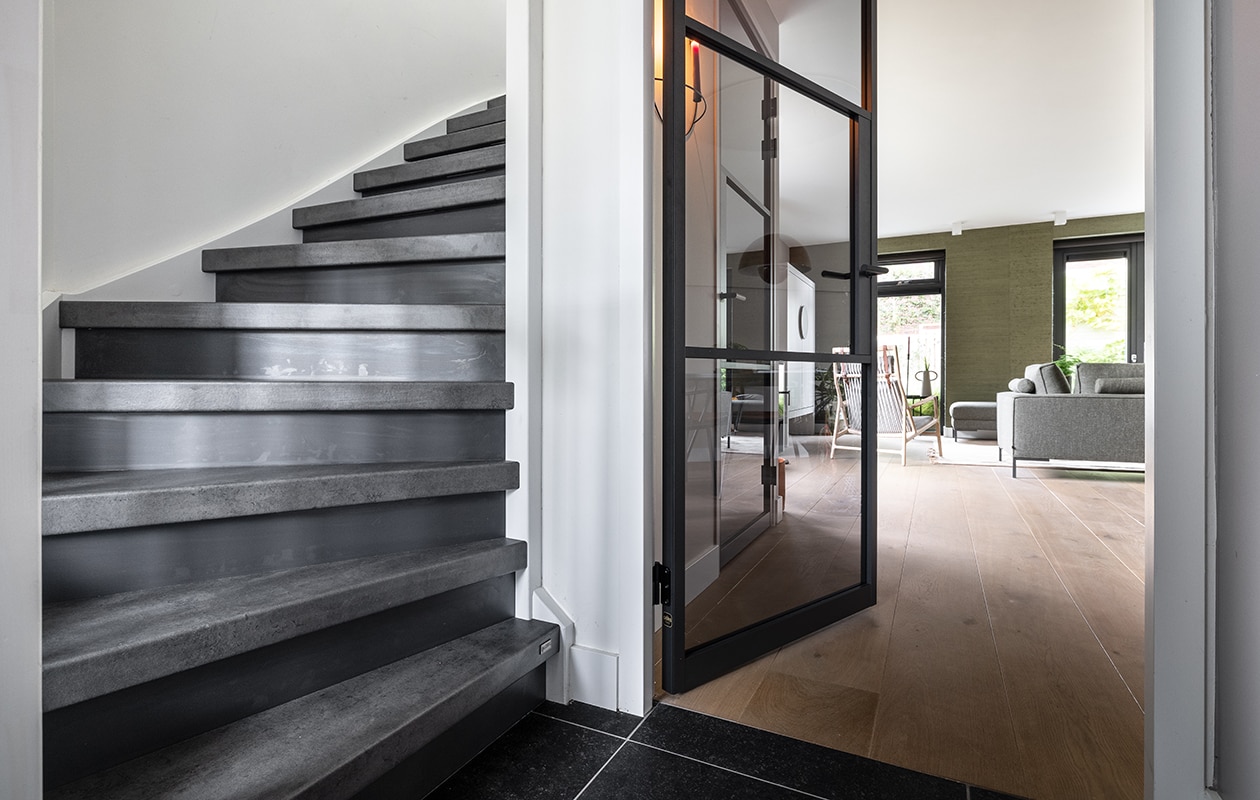 beeld vtwonen Zo maak je van je doorleefde trap een stoer interieurstatement - Upstairs - Heiloo