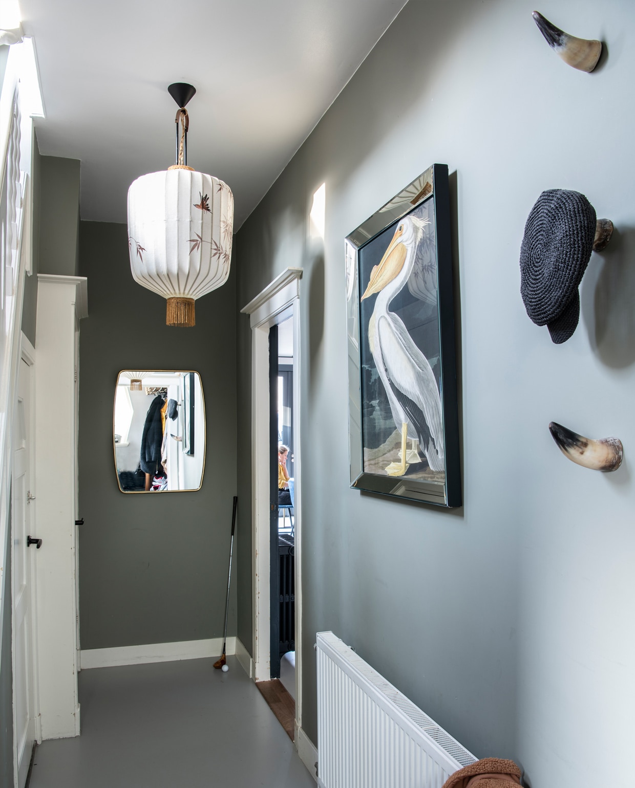 Muurverf zelf gemixt van verschillende verven. Hanglamp HKliving. Spiegel Xenos. Ingelijste pelikaan vergelijkbaar bij Werk aan de Muur. vtwonen 10-2021 | Productie Insidehomepage | Fotografie Louis Lemaire | Styling en tekst Inge van Lieshout | Tekstbewerking Renate Dahlmans