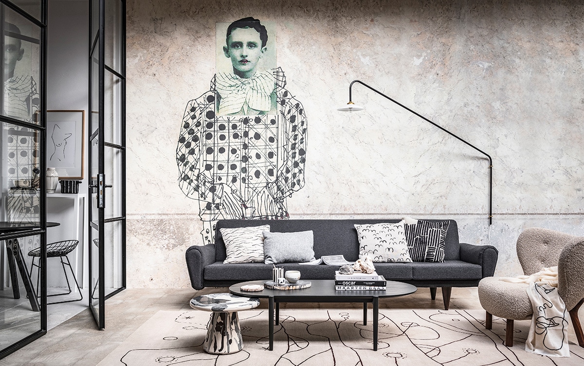 Behang La Famiglia Pois WDLF1801 ontwerp van Antonio Marras (wallanddeco.com). Wandlamp zwart Hanging Lamp no. 1 (valerie-objects.com). Bank Wikkelson (demachinekamer.nl). Kussenhoezen Black Birds, Wave Black, Logs Black van Fine Little Day (livvlifestyle.nl). Fauteuil Little Petra van Viggo Boesen voor &amp;Tradition (mobilia.nl). Sjaal Face (10dayslifestyle.nl). Zwarte salontafel Septembre (menu.as). Ronde tafel Melting Pot van Dirk Vander Kooij (frozenfountain.nl). Vloerkleed Kuuma LGR handgeknoopt in Nepal van 100% wol (kristiinalassus.com). Handgemaakte schijf van versteend hout klein (studiosomee.com). Keramieken mok met lijnen Freestyle (ooh-noo.com). Klein kopje van Arhoj (sixandsons.com). Witte theekop (pantoufle-design.nl). Witte sidetable Artemis door Sander van Eyck (cocooncollectables.nl). Bloempot van papier (storewithoutahome.nl). Witte vaas Outline (housedoctor.com). Zwarte ronde tafel Copenhague (hayonlinewinkel.nl). Zwarte draadkruk Wire van Cees Braakman (pastoe.nl). Kunstwerk Stretch inclusief houten lijst en passe-partout (mydeers.nl). Grijs kussen, boeken, stenen privébezit.