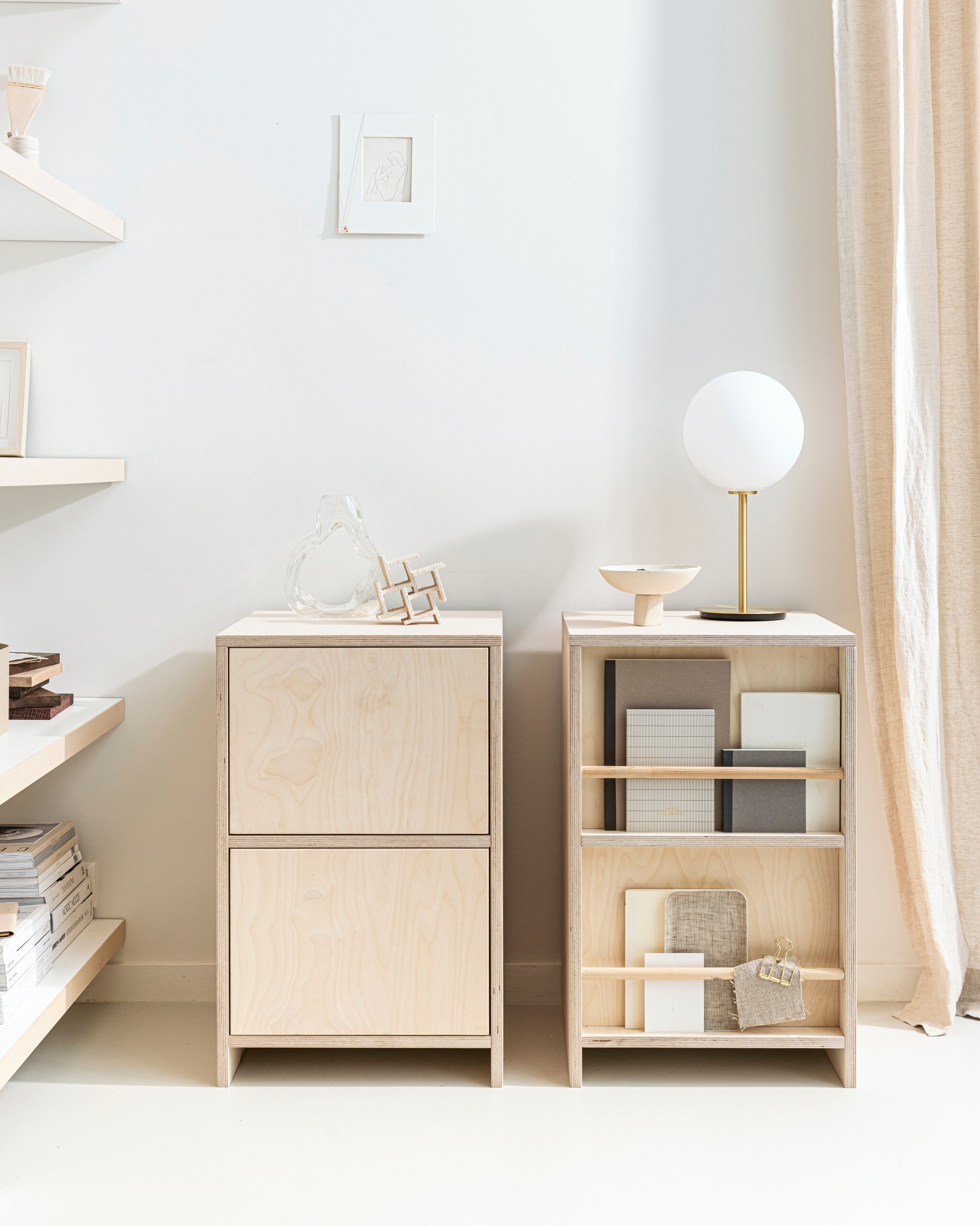 Toolbox cashmere Grib van Ferm Living € 55,25, tafellamp tr bulb van Menu van geborsteld messing met matte opalen bol € 228,99 (vtwonen.nl). Goudkleurige ketting met hanger vanaf € 75,- (archive-store.nl). Witte azi sculpture € 150,-, porseleinen kunstwerk in houten lijst van Lisanne Lammers i.s.m. Studio Yen € 75,-, glazen vaas Omhu € 275,-, witte schaal op poot Rock Vessel van Marlies Huybs € 130,-, (studio-yen.com). Opschrijfboekjes vanaf € 2,38 (sostrenegrene.com). Tray beige met lijntjes van Fog Linen Work, 21,5×12,5 cm € 19,- (thefinestore.com). Overig privébezit. productie &amp; styling KIM VAN ROSSENBERG | uitvoering RICHARD VAN MEERVELD | fotografie SJOERD EICKMANS
