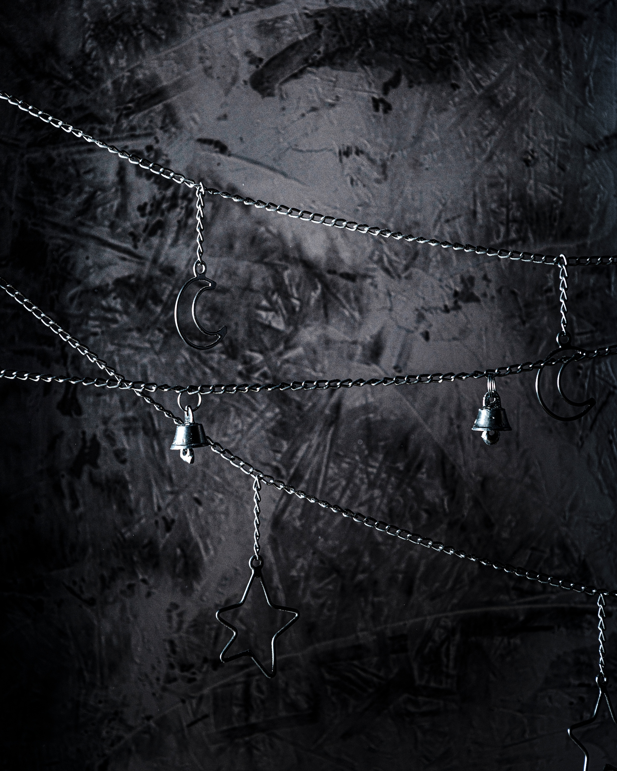 Metalen guirlande met klokjes, 250 cm € 16,95. Metalen guirlande met sterren, 250 cm € 12,95 (ook verkrijgbaar in ijsblauw). vtwonen 12-2021 | productie Tanja Saarberg | styling Kim van Rossenberg | fotografie Sjoerd Eickman
