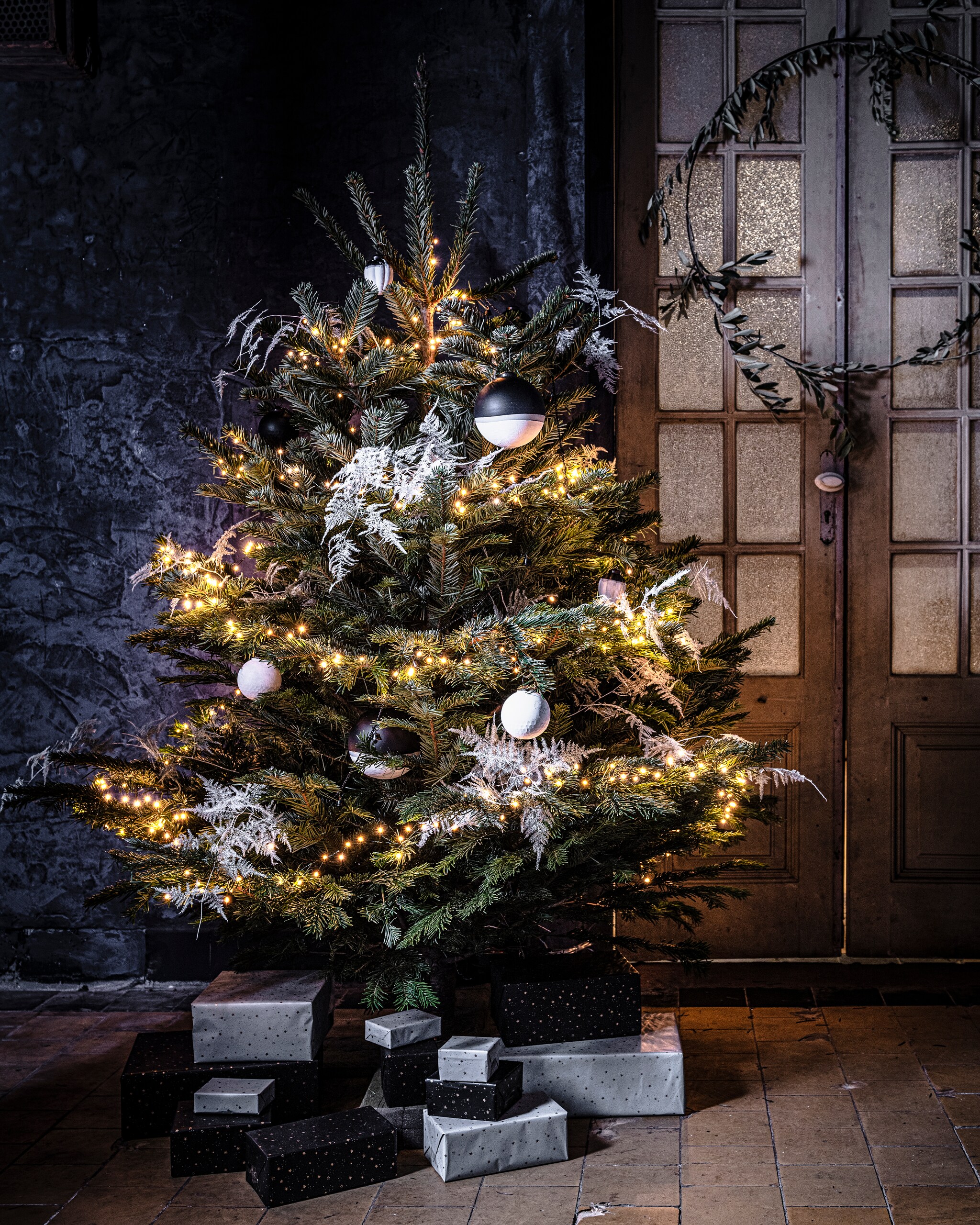 Diverse kerstballen vanaf € 4,95. Zwarte metalen ornamenten ring, 100 cm (Ø) € 24,95, ook verkrijgbaar in 80 cm (Ø) € 19,95. Overig privébezit. vtwonen 12-2021 | productie Tanja Saarberg | styling Kim van Rossenberg | fotografie Sjoerd Eickman