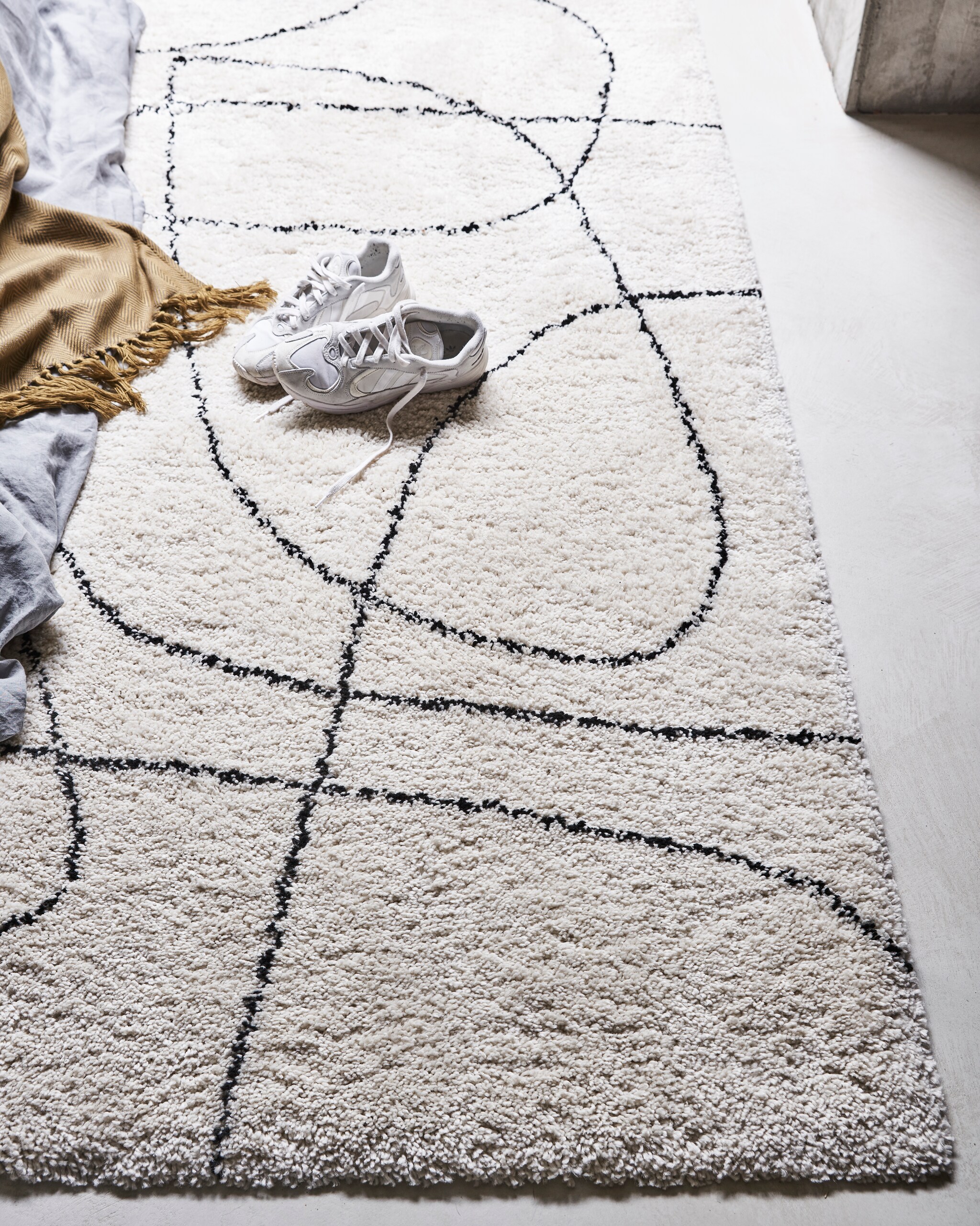 Vloerkleed Doodle, 160×230 cm € 179,- (Karwei). M.m.v. vtwonen.nl (dekbedovertrek van vtwonen, plaid van Exotan). Overig privébezit. vtwonen 11-2021 | Productie Tanja Saarberg | Styling marlies Does | Fotografie  Bart Brussee\n