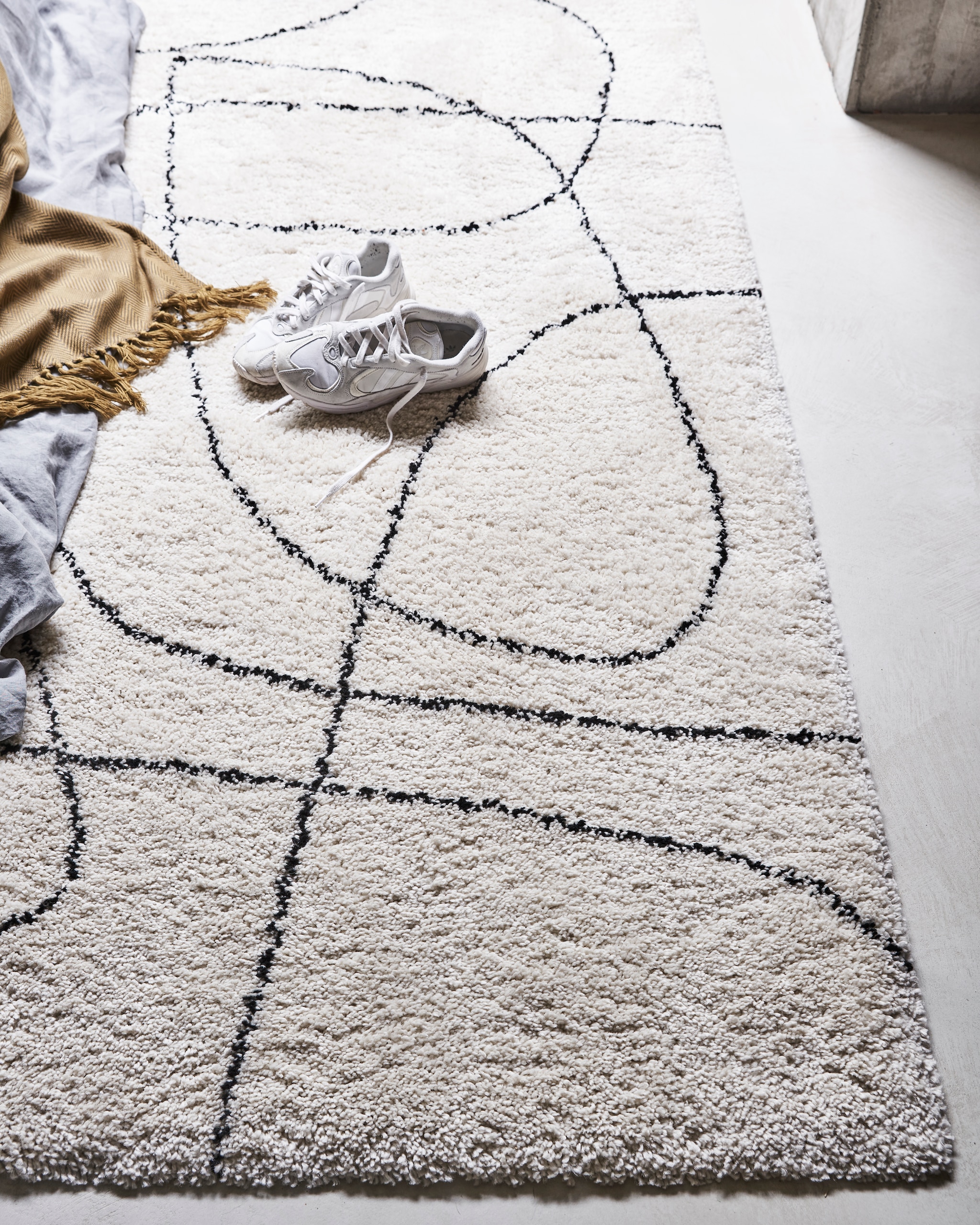 Vloerkleed Doodle, 160×230 cm € 179,-.M.m.v. vtwonen.nl (dekbedovertrek van vtwonen, plaid van Exotan). Overig privébezit. vtwonen 11-2021 | Productie Tanja Saarberg | Styling marlies Does | Fotografie  Bart Brussee\n