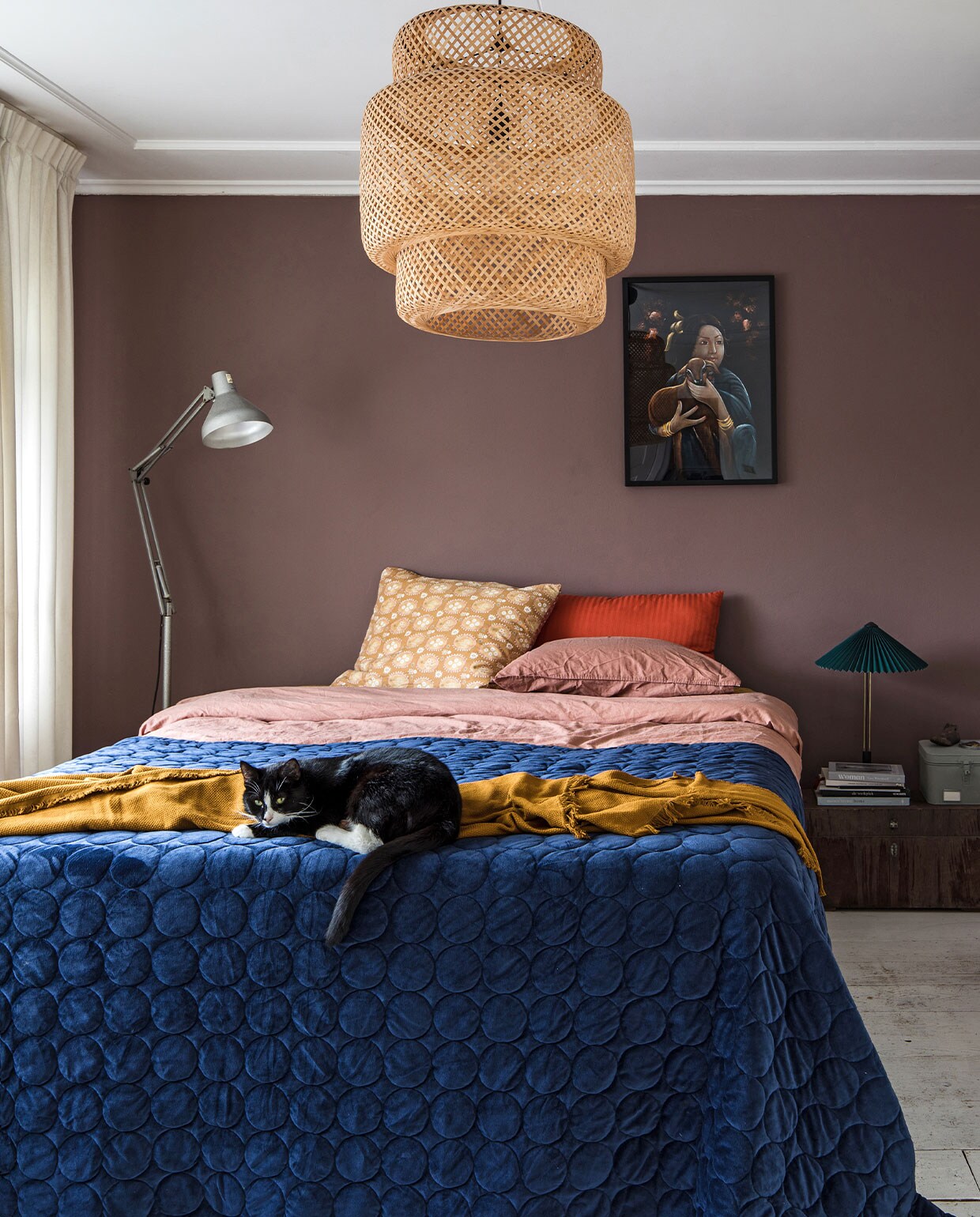 Muurverf Chocolat Milk Flexa. Schilderij kringloop. Vloerlamp is een oude ziekenhuislamp en kreeg Maaike van haar vader. Sprei uit PS-collectie. Okergele plaid Oddrun Ikea. Oud-roze dekbedhoes Hema. Okergeel en rood kussen La Redoute. Het nachtkastje is de oude timmerkist van Robs vader. Tafellamp Matin, Hay. Box Leen Bakker. Plafondlamp Sinnerlig Ikea. vtwonen 10-2021 | Productie en Fotografie Corine Hoge Bavel | Tekst Marion de Boer