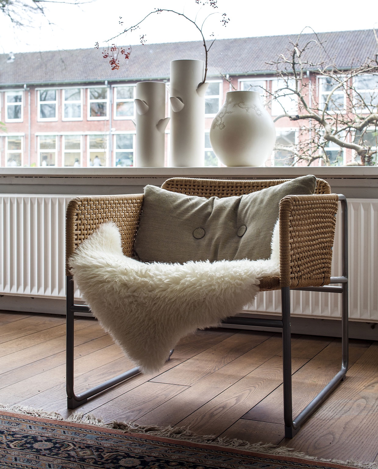 Stoel Industriell Ikea. Kussen Dot, Hay. Schapenvacht Ludde, Ikea. In de vensterbank vazen uit de PS-serie Jonsberg van Hella Jongerius voor Ikea. vtwonen 10-2021 | Productie en Fotografie Corine Hoge Bavel
