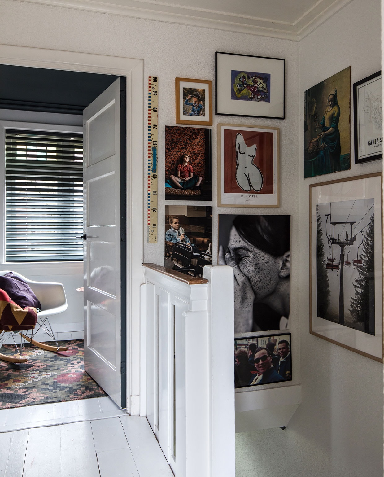Vlinderjaloezieën Bece raamdecoratie, Hubo. Schommelstoel RAR van Charles &amp; Ray Eames Vitra. Erop plaid en vloerkleed uit de Dekorera-collectie Ikea. Vloer witgeschilderd met trappenlak Flexa. Kunst Jan te Wierik (gekregen), My Deer Art Shop, kringloop en vakantiefoto’s afgedrukt op Dibond. Foto skilift maakte Maaike tijdens een vakantie en is te koop via Thuuz. vtwonen 10-2021 | Productie en Fotografie Corine Hoge Bavel