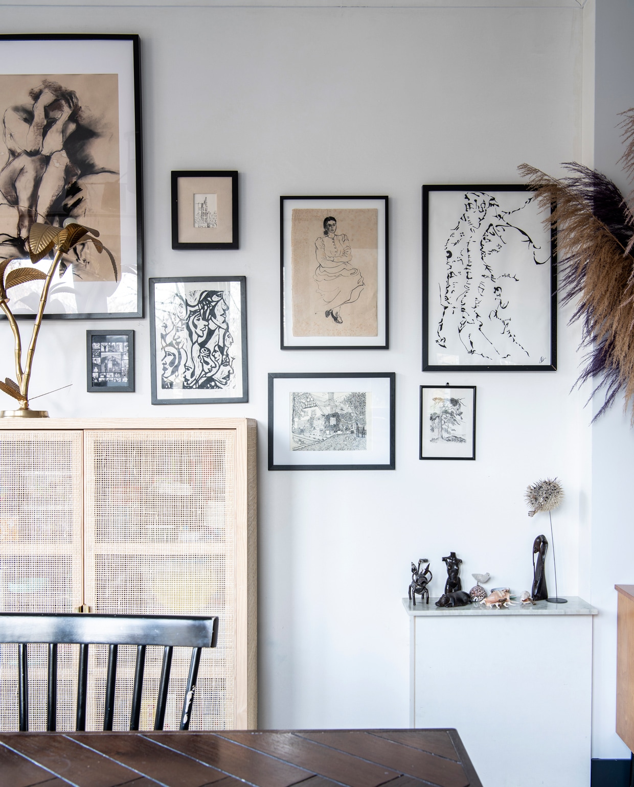 Kastje met webbing Ikea. Palmbomenlamp À La. Verzameling prints en tekeningen kringloop, familiestukken en zelfgemaakt. Eettafel Dutchbone. Beelden op lage kast souvenirs en cadeaus. Opgezette kogelvis Naturalis. Overig onbekend. vtwonen 10-2021 | Productie Insidehomepage | Fotografie Louis Lemaire | Styling en tekst Inge van Lieshout | Tekstbewerking Renate Dahlmans