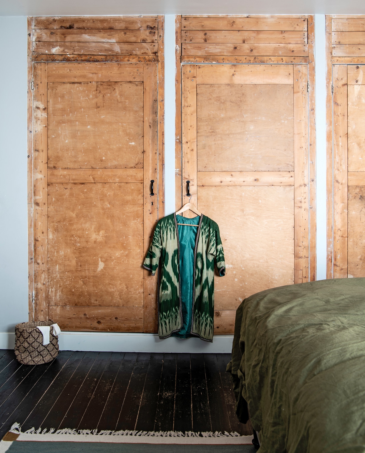 Deze oude kastdeuren zaten verstopt achter panelen. Hilda plaatste er zelf handgrepen op. vtwonen 10-2021 | Productie Insidehomepage | Fotografie Louis Lemaire | Styling en tekst Inge van Lieshout | Tekstbewerking Renate Dahlmans