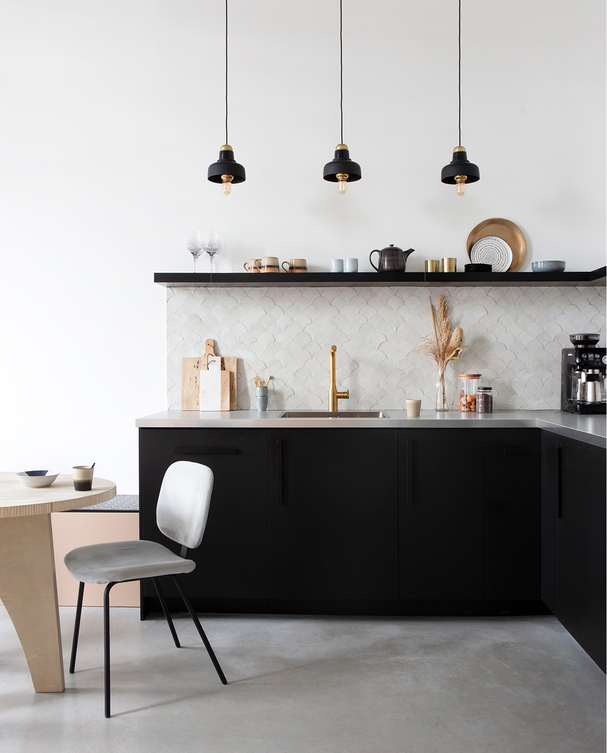 Kraan Grohe. Oranje mokken HKliving. Glazen potten, houten planken en gouden koppen op plank Loods 5. Theepot, aardewerken koppen op aanrecht en wijnglazen Broste Copenhagen. Tegels Designtegels. Gouden bord Karwei. Gestippeld bord Urban Nature Culture. vtwonen 09-2020 DIY special 01 | Styling Tanja van Hoogdalem | Fotografie Jeltje Fotografie