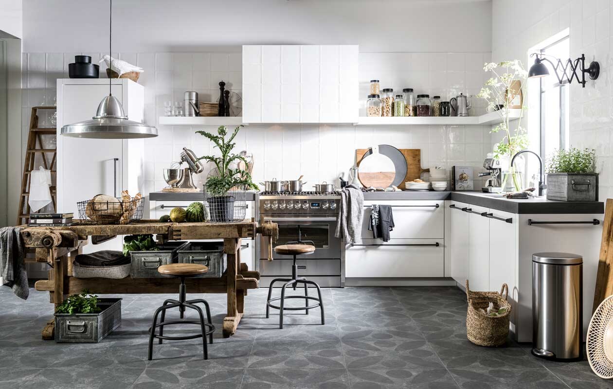 M.m.v. www.vtwonen.nl, Kitchen Aid, Nijhof, Ikea, WWW.Grachtenpand.com, Sissy-BoyHomeland, Day Warehouse, Intratuin, Combitex, It’s Loft (zie ookwww.vtwonen.nl/vtwonen-collectie) vtwonen 09-2016 | styling Moniek Visser | fotografie Sjoerd Eickmans