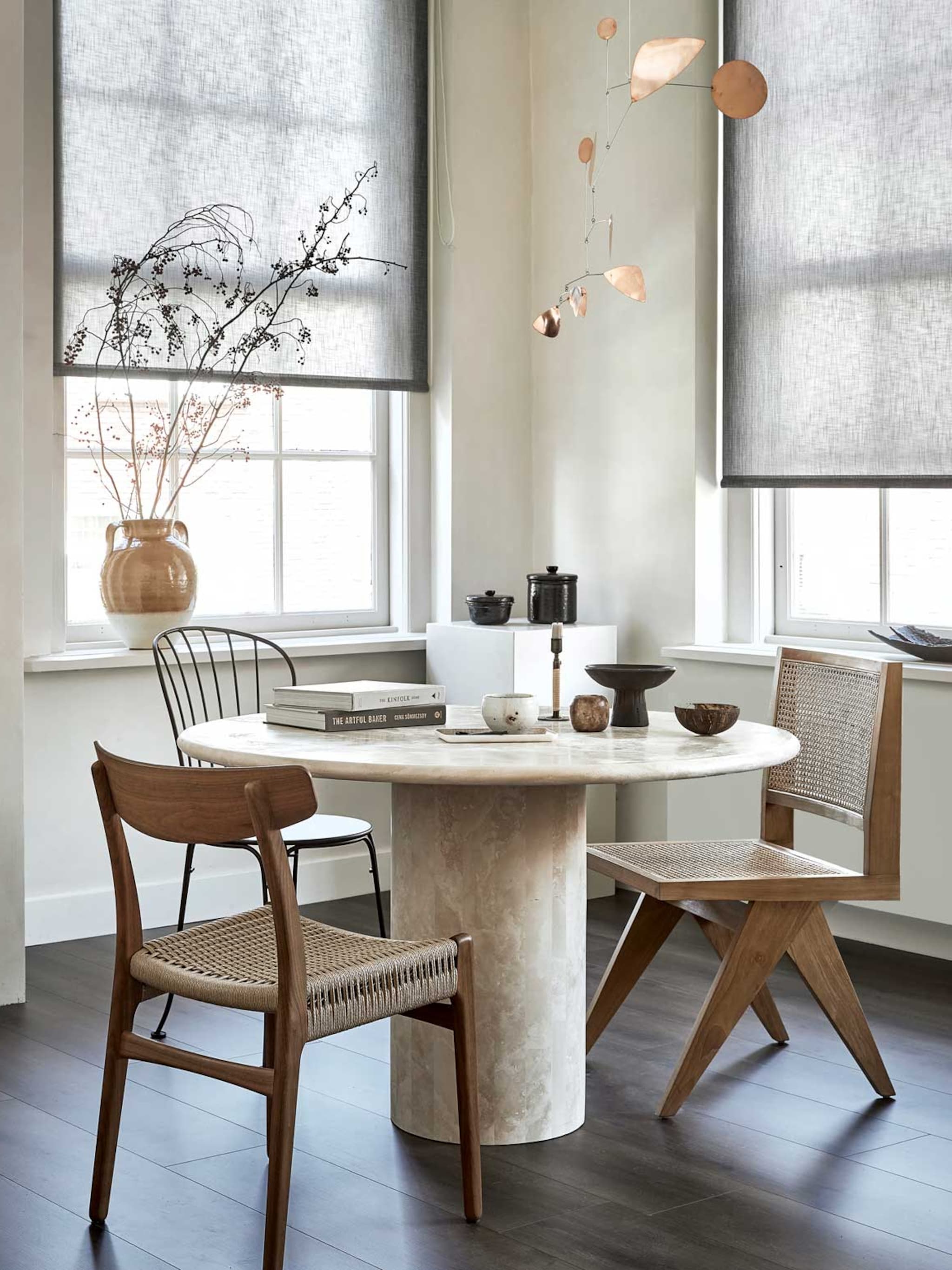 mix it up verschillende eetkamerstoelen combineren