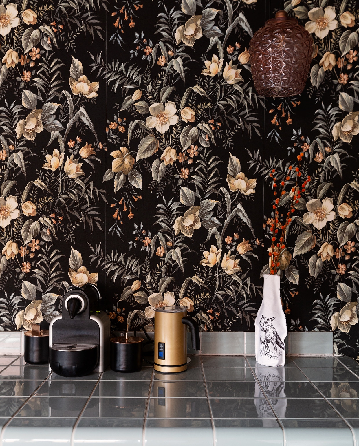 Gebloemd vliesbehang Hornbach vtwonen 10-2021 | Styling Emmy van Dantzig | fotografie Jansje Klazinga | tekst Jack Meijers