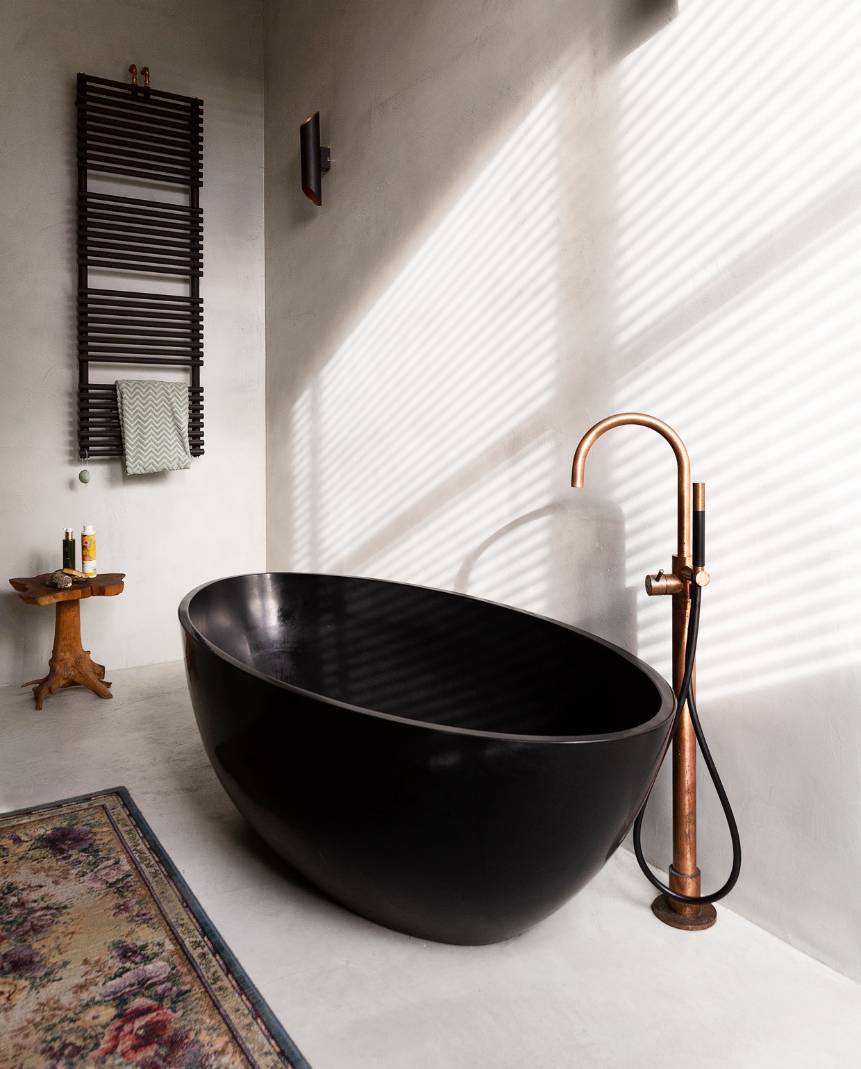 Vrijstaand bad Sol Garden mat black Sanitair online. Kraan Hotbath, Meester Smeets. Kruk Loods 5. Wandverwarming Hudson Reed.Wandlamp Agolada, Eglo. Voerkleed Otto. vtwonen 10-2021 | styling Emmy van Dantzig | fotografie Jansje Klazinga