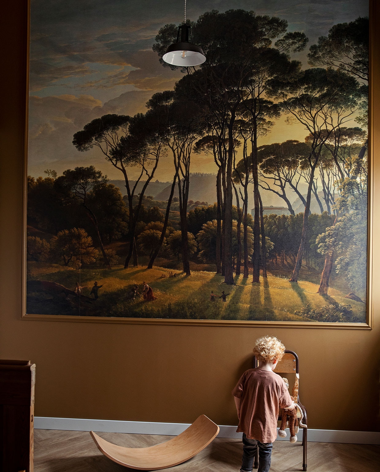 Print Wall-art. Bed Ikea. Stoel en gebogen stuk hout kringloop. vtwonen 10-2021 | Styling Ilona Jongepier | Fotografie Dana van Leeuwen | Tekst Anne van den Dool