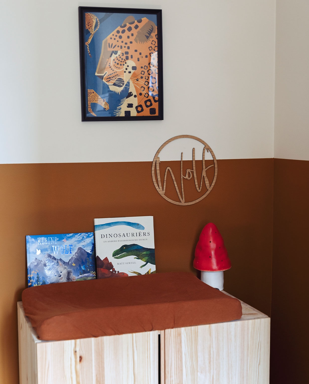 Kast Ikea. Print Desenio. Hanger gekregen. Lamp kringloop. vtwonen 10-2021 | styling Ilona Jongepier | fotografie Dana van Leeuwen | tekst Anne van den Dool