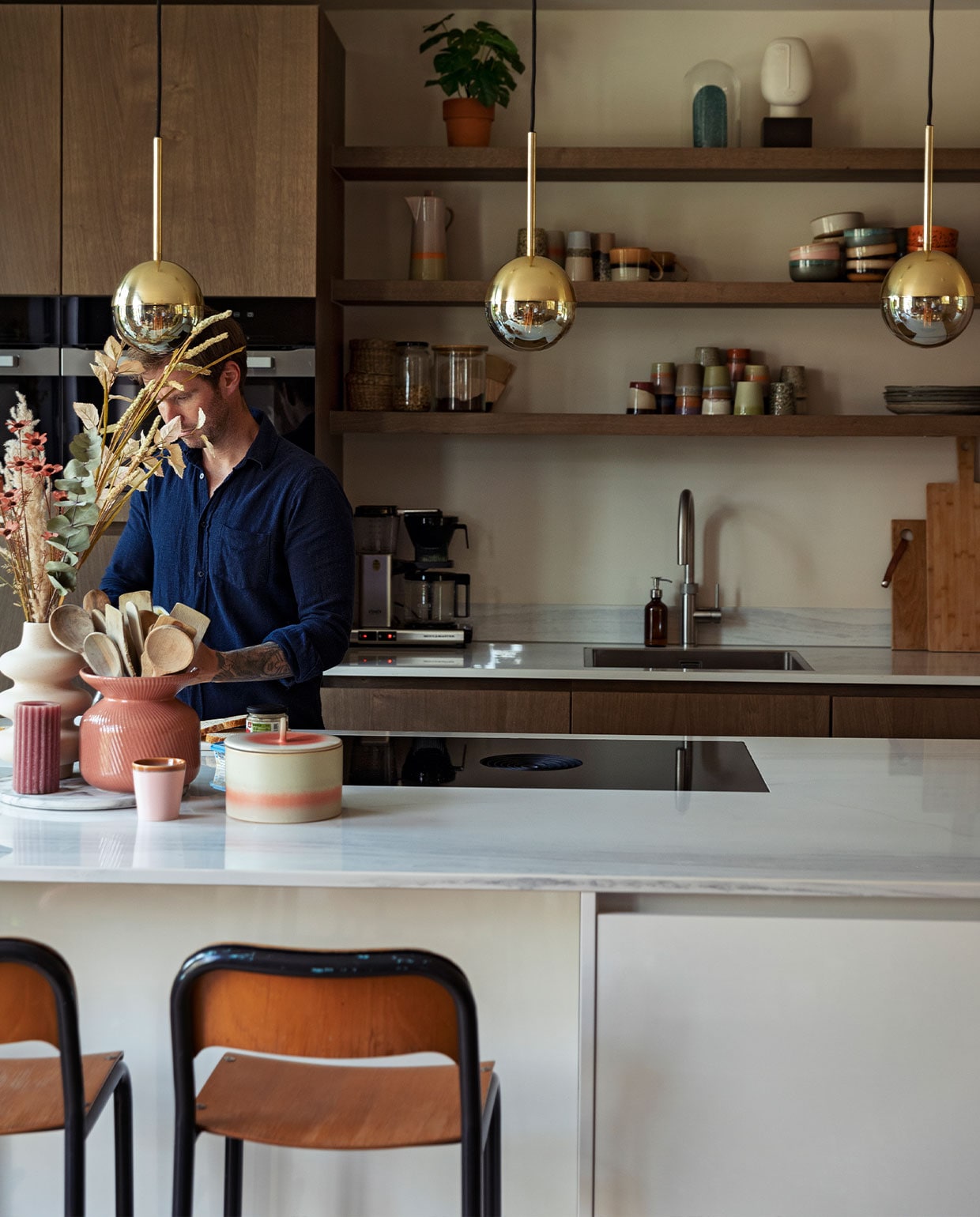 Keuken Van Ginkel Keukens. Hanglampen H&amp;M Home. Servies HKliving. Krukken Marktplaats. Overig onbekend. vtwonen 10-2021 | styling Ilona Jongepier | fotografie Dana van Leeuwen