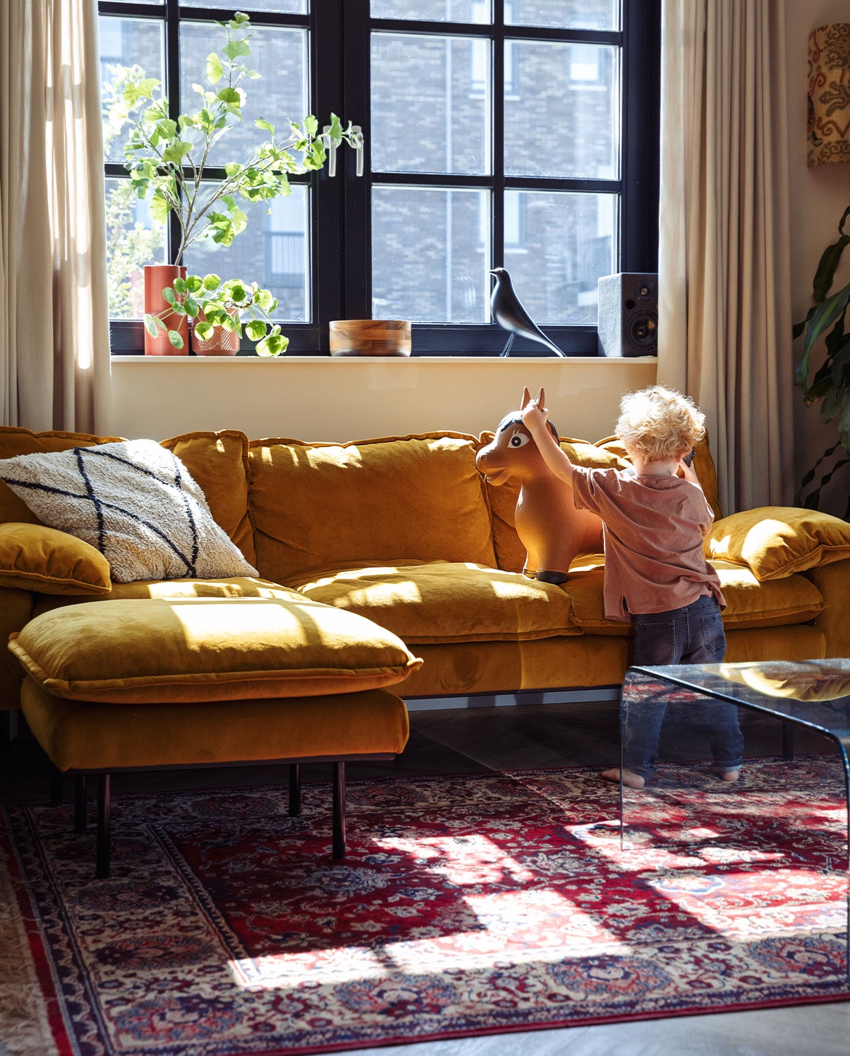 Bank en kussen HKliving. Salontafel Marktplaats. Tapijt Dutchbone. Vazen Wibra. Kom Zara Home. Vogel gekregen. Gordijnen Veneta. vtwonen 10-2021 | styling Ilona Jongepier | fotografie Dana van Leeuwen
