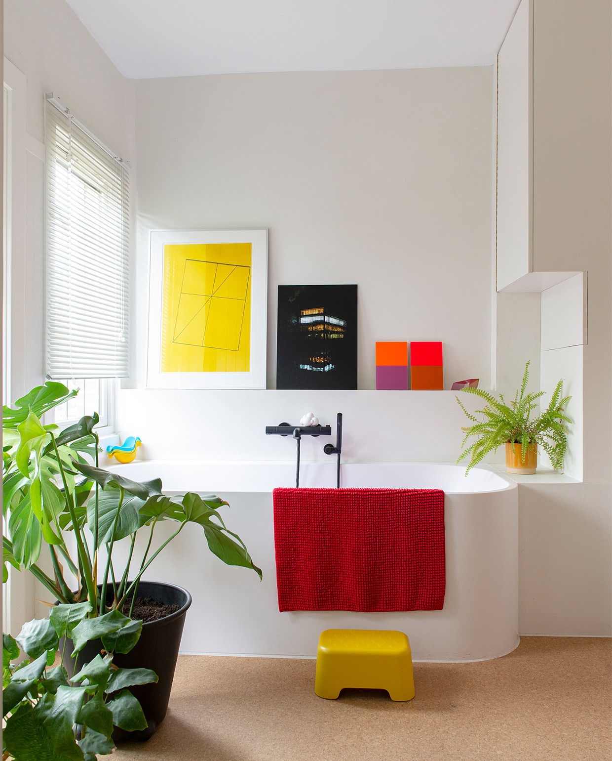 Muren Novacolor Nederland, kunst van Günter Tuzina, eigen werk van Nora en Martha Scheeren, bad X²O, badmat Ikea, bamboe kruk Ekobo, kurken vloer Decork. vtwonen 07-2021 | styling Jeske Weel | fotografie Caroline Coehorst