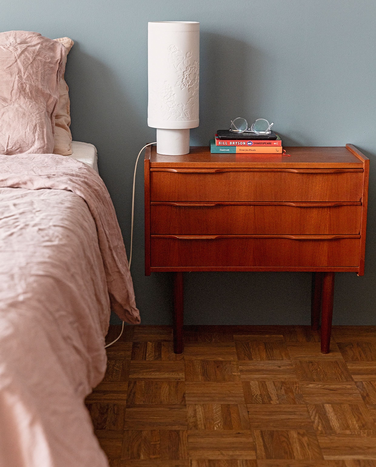 Kleur op de muur De Nimes Farrow &amp; Ball, beddengoed Casa Comodo, nachtkastje Marktplaats, lamp Pols Potten, eikenhouten ondervloer voor parket. vtwonen 09-2021 | fotografie Dana van Leeuwen | styling Ilona Jongepier | tekst Cathelijne van Wingerden