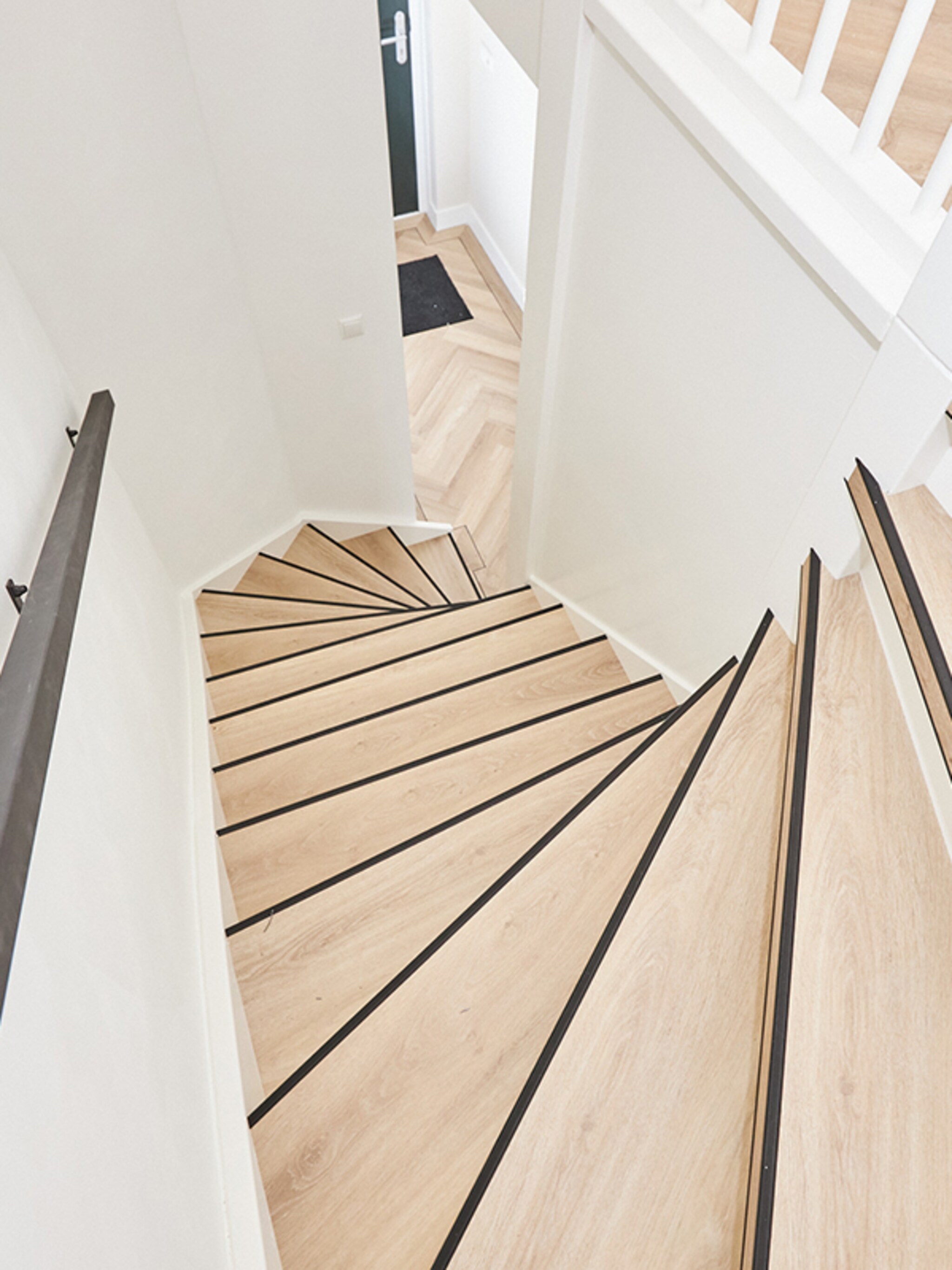 de woontrend van dit moment de monochrome trap