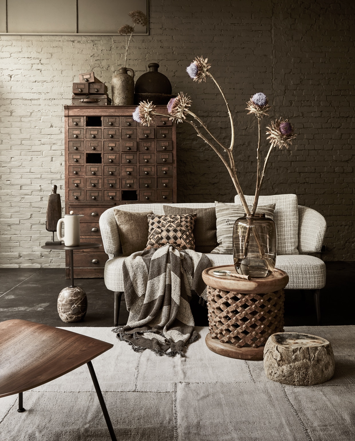 Bank van Minotti € 5260,- (covanderhorst.nl). Antieke kast, 107x124x35 cm (lxbxd) € 1475,- (burbri.nl). Koffiemaker push van Muuto € 99,-, glazen vaas € 69,-, bijzettafel met marmeren voet € 480,-, houten stoel plywood LCM walnut van Vitra € 975,-, kunsttakken prijs op aanvraag, vaas met oor € 16,99, kussen links 40x40 cm € 39,95, gestreepte plaid, 130x170 cm € 155,-, beelden prijs op aanvraag (loods5.nl). Kussen met ruitprint € 99,-, bruin kussen 50x50 cm € 169,-, vloerkleed 307x248 cm € 1950,-, salontafel 50x45 cm (Øxh) € 410,- (couleurlocale.eu). Vergrootglas € 22,99 (zarahome.com). Siersteen Petrified € 325,- (thewunderkammer.eu). Gestreept kussen prijs op aanvraag (badenbaden.nl). Overig privébezit. vtwonen 13-2019 | styling Liza Wassenaar | fotografie Alexander van Berge | assistentie Roos Eldering, Demelza Krens