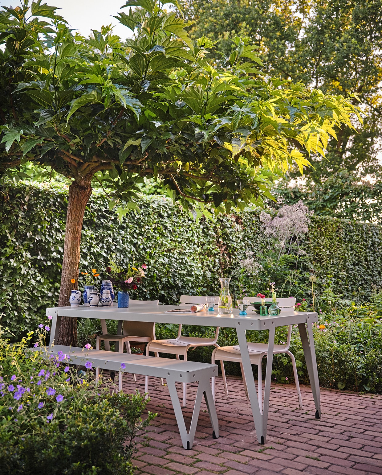 beeld vtwonen vtwonen tuin special 3 2021 | styling Carolien Schrievers | fotografie\nRené van der Hulst |