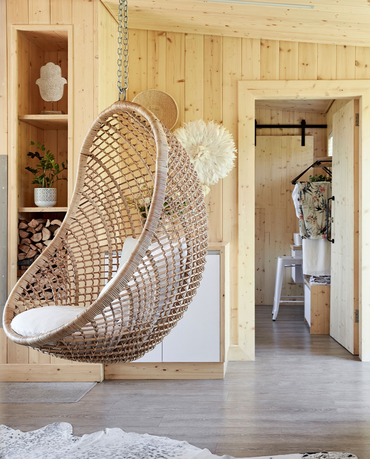 Hangstoel Weylandts. De houten objecten zijn verzameld door Oooh Inspired Interior Design. Juju verenhoed Jambo Imports. vtwonen special zomerhuizen 07-2021 | productie Sven Alberding/bureaux | fotografie Warren Heath