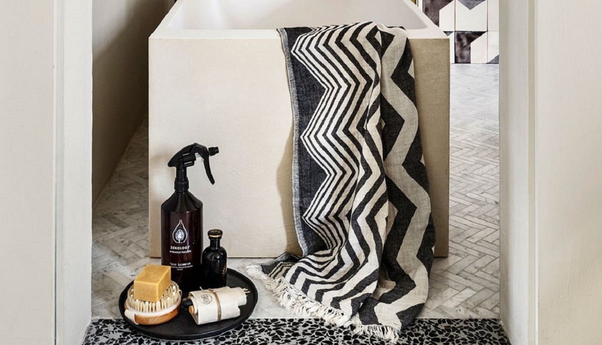 Handgemaakte tegels per m² vanaf € 3000,- (smink.studio). Hamam handdoek The Great Escape, 170×90 cm € 46,95 (hammam34.com). Bord van HKliving € 17,95 (vtwonen.nl). Roomspray Zenology € 49,- (10dayslifestyle.nl). Parfum A midnight stroll € 295,- (gucci.com). Borstel € 19,95, zeep € 17,-, wierook € 30,- (sukha.nl). vtwonen 10-2021 | styling Marianne Luning | fotografie Stan Koolen