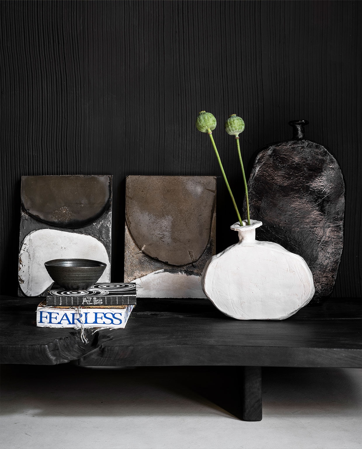 Handgemaakte lage tafel van gebrand hout, in diverse maten vanaf € 2500,- (wdstck.eu). Handgedraaide kom van Marjoke de Heer € 35,- (marjoke­deheer.com). Witte en zwarte vaas van Willem van Hooff, prijs op aanvraag (willemvhooff.com). Achtergrond: betonnen reliëfkunst van Marlies Hoevers, prijs op aanvraag (hoeversid.com). Overig privébezit. vtwonen 10-2021 | styling Marianne Luning | fotografie Stan Koolen