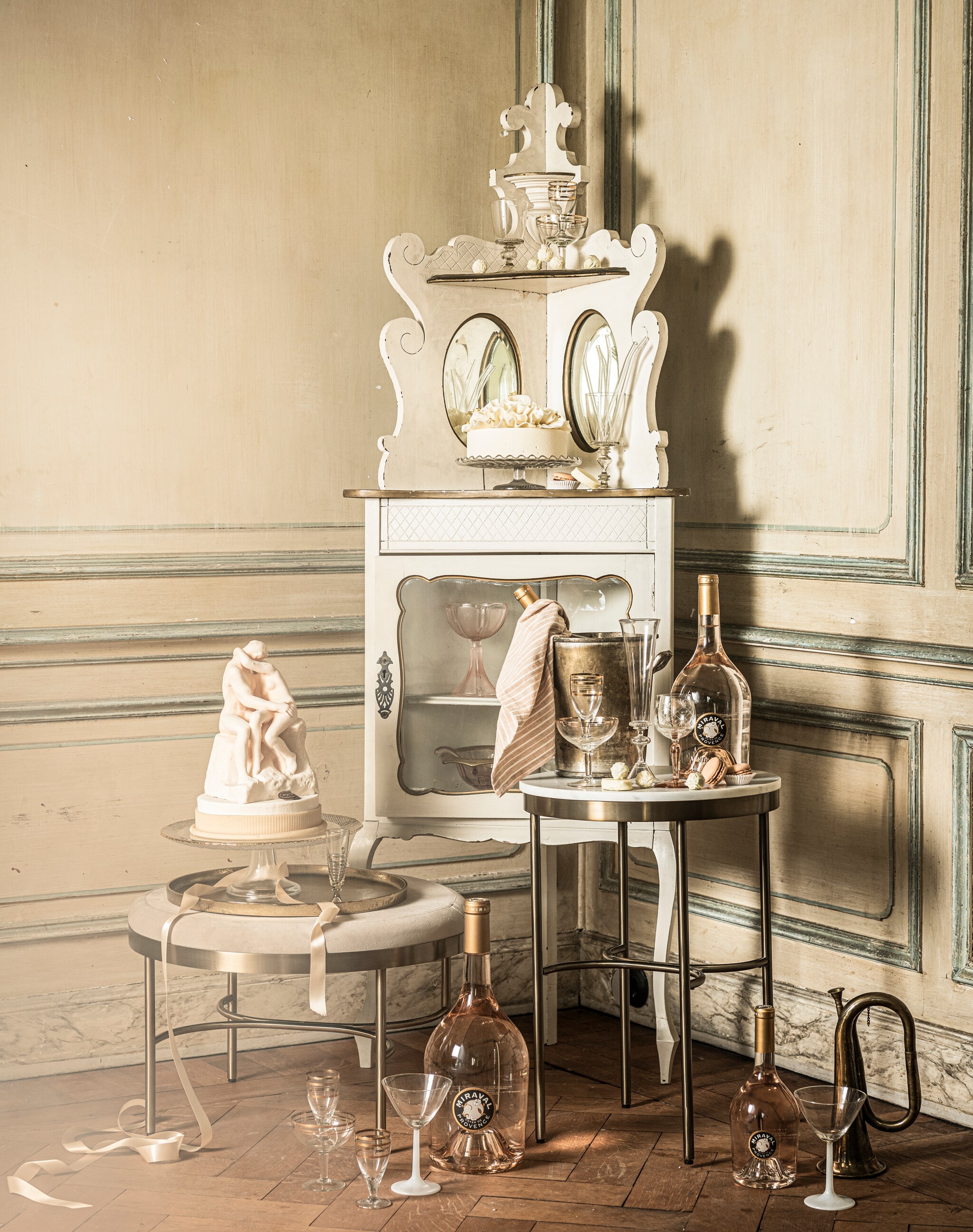 Hoekkast € 125,- (vandijkenko.nl). Marmeren bijzettafel € 129,-, poef op poten € 149,- (hm.com). Drankflessen Niraval vanaf € 19,95 (degoudenton.nl). Gouden dienblad Palace van Salt &amp; Pepper € 39,95 (vtwonen.nl). Glazen met gouden rand, set van 4 klein € 20,- en groot € 45,-, martiniglas met witte voet, set van 4 € 40,-, blaasinstrument € 35,-, wijnkoeler € 20,-, klein taartplateau € 25,-, roze wijnglazen, set van 2 € 25,-, schaal met lepel in kast, 3-delige set € 85,- (harlequin-lisse.biz). Groot taartplateau € 22,99, servet met streep, set van 2 € 6,99, glazen rietjes, set van 6 € 15,99 (zarahome.com). Taart Pierrot op kast € 34,95 en overige taart en chocola (huizevanwely.nl). Glazen met ribbel v.a. € 21,59 (brechtmurreatelier.nl). Overig privébezit. vtwonen 10-2021 |  styling Liza Wassenaar | fotografie Sjoerd Eickmans | assistentie Kula Isabelle van den Broek | bloemstyling Judith Slagter