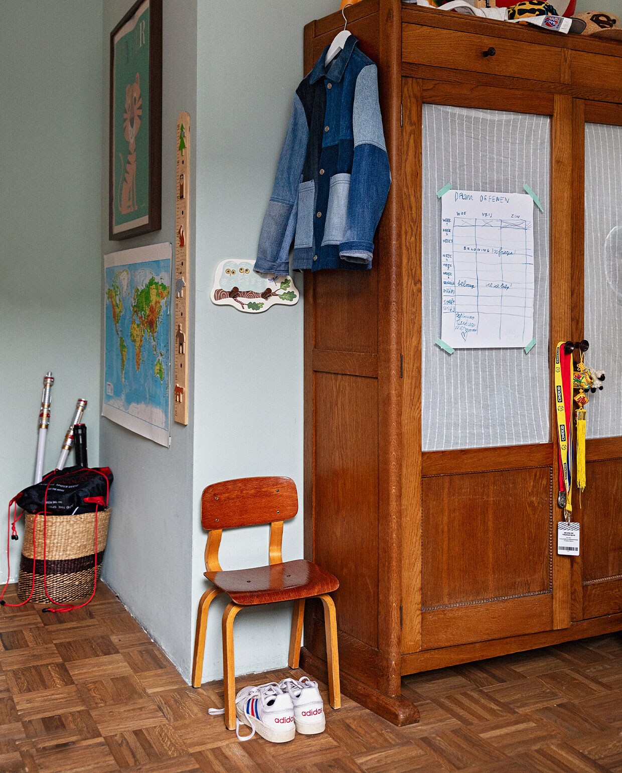 Kleur op de muur Vilt Histor, kledingkast Marktplaats, stoel DasGaaf, eikenhouten ondervloer voor parket, jas Arket, schoenen Adidas. Overig herkomst onbekend. vtwonen 09-2021 | fotografie Dana van Leeuwen | styling Ilona Jongepier | tekst Cathelijne van Wingerden