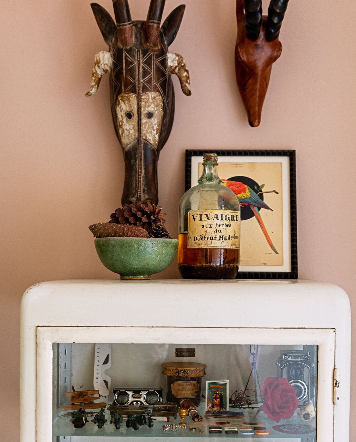 Wit kastje, groen schaaltje erfstukken. Fles Jeroen Henneman, houtsnijwerken uit Zuid-Afrika, schilderijtje Nicolaas Wijnberg. vtwonen 09-2021 | fotografie Dana van Leeuwen | styling Ilona Jongepier | tekst Cathelijne van Wingerden