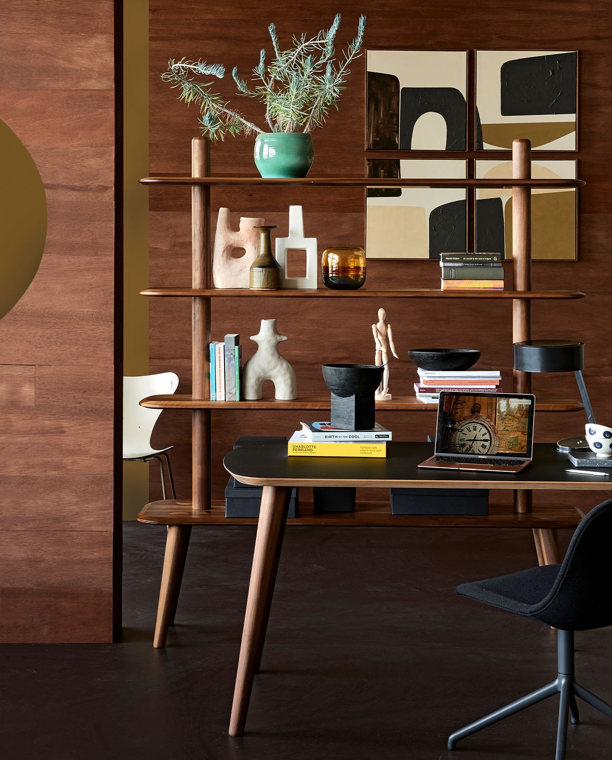 Wand bekleed met gebeitst Aziatisch triplex (hardhout), prijs op aanvraag. Vloer Marmoleum van vtwonen in kleur basalt, 2 m breed, per m² € 43,95, bruine glazen vaas van Bloomingville € 44,90, witte vaas Twig van vtwonen, € 44,95 (vtwonen.nl). Vierluik aan de muur Nagoya prijs op aanvraag (mooswillemsen.com). Tafel Tomrer van Sav &amp; Okse, fenix-blad en walnotenhouten poot, 140x90x76 cm (lxbxh) € 1265,-, walnotenhouten kast Olger van Sav &amp; Okse, 160x40x180 cm (bxdxh) € 1485,-, zwarte stoel € 325,-(demachinekamer.nl). Vintage witte vlinderstoel € 125,-, bureaulamp van Hala € 125,- (neeflouis.nl). Gerookt houten schaal op voet € 49,95, gerookt houten schaal € 41,95, rechthoekige witte vaas met gat Shine € 29,95 (urbannatureculture.com). Wit-roze handgemaakte vaas € 109,- (householdhardware.nl). Kartonnen dozen Tjena vanaf € 2,99 (ikea.nl). Overig privébezit. vtwonen 10-2021 | Styling Fietje Bruijn | Fotografie Dennis Brandsma